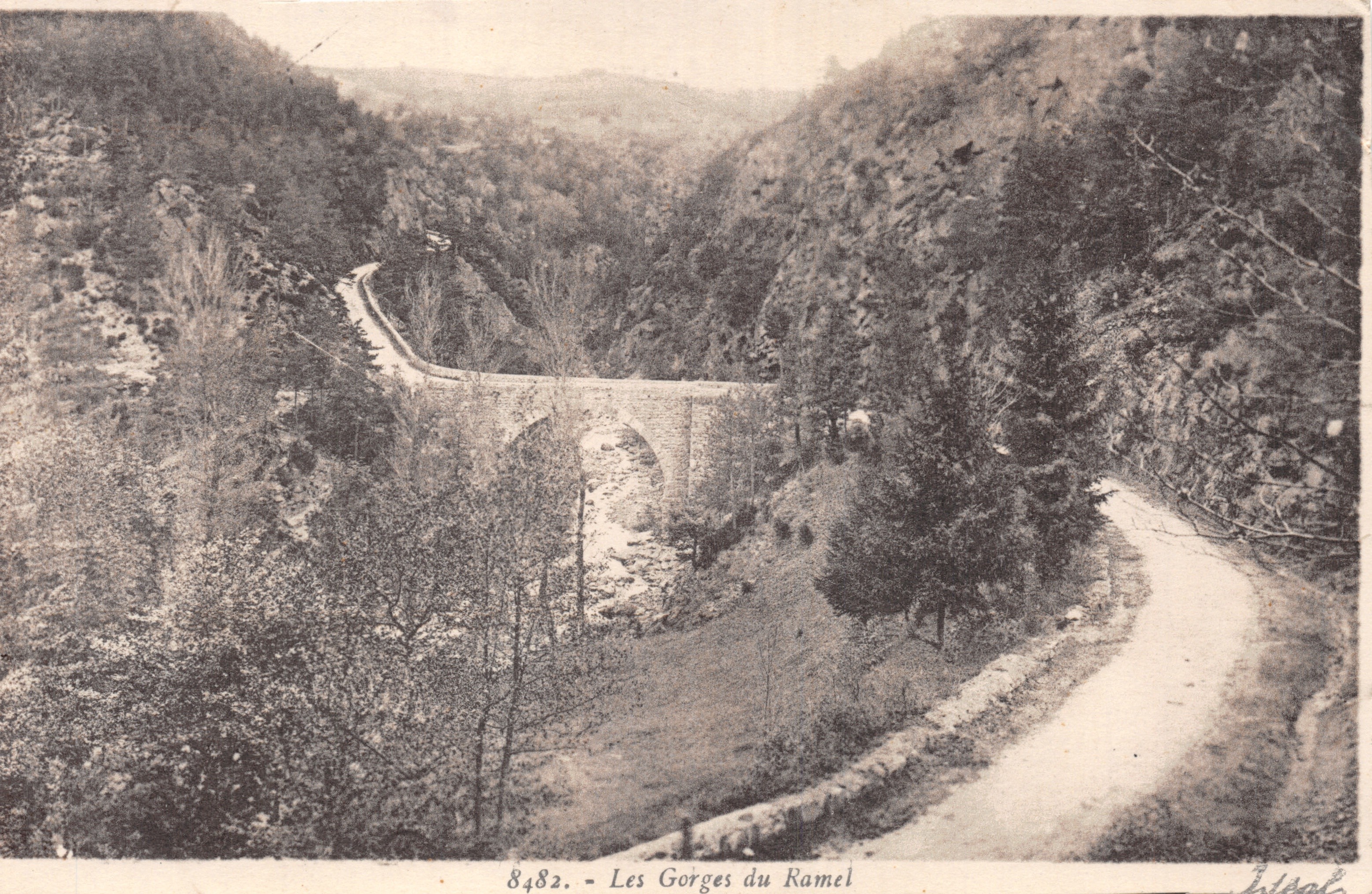 Les Gorges du Ramel — vue du viaduc et de la route en lacet — éditeur Luscal, n° 8482