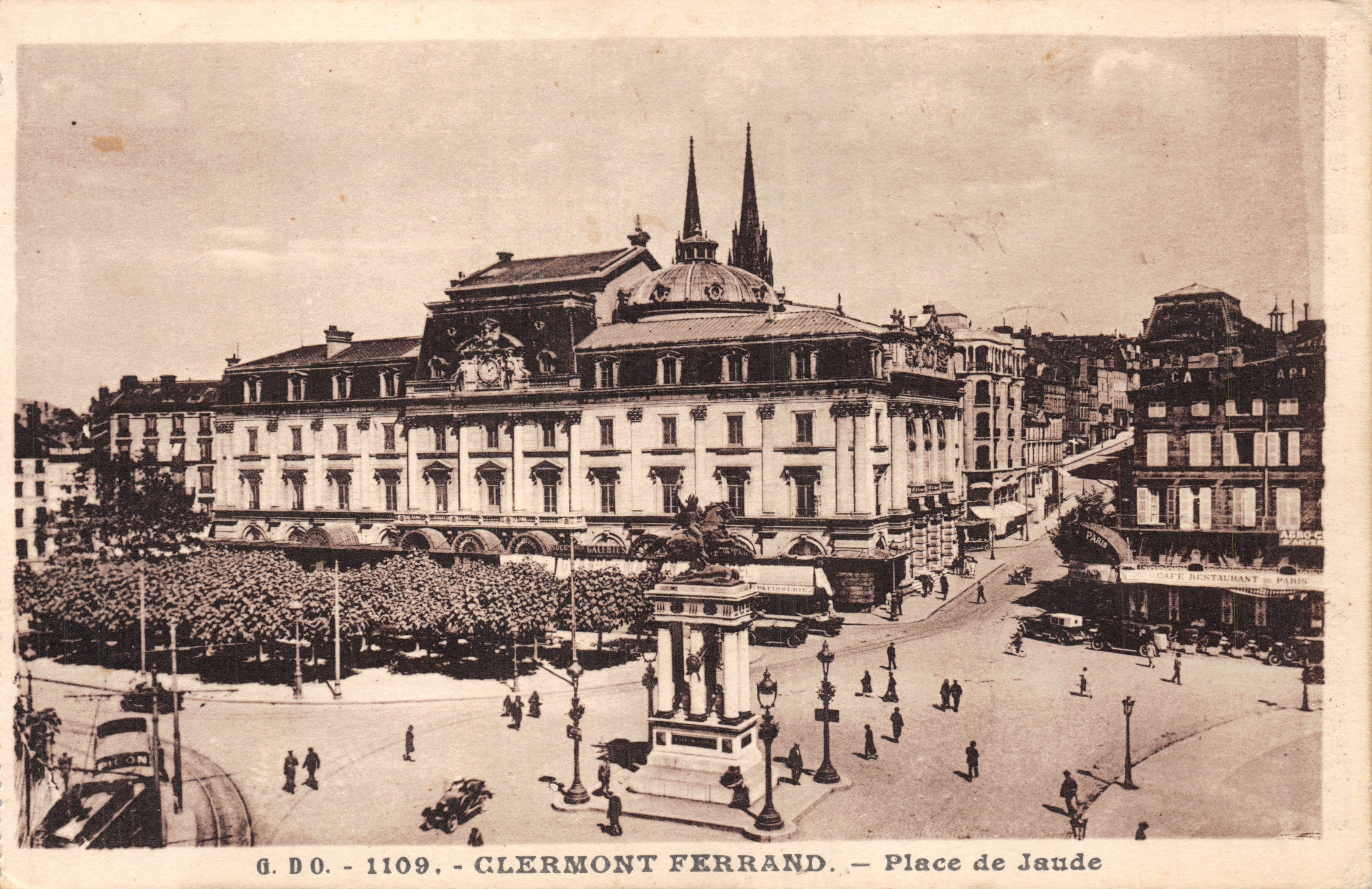 Clermont Ferrand — Place de Jaude avec monument central — G. D.O. 1109