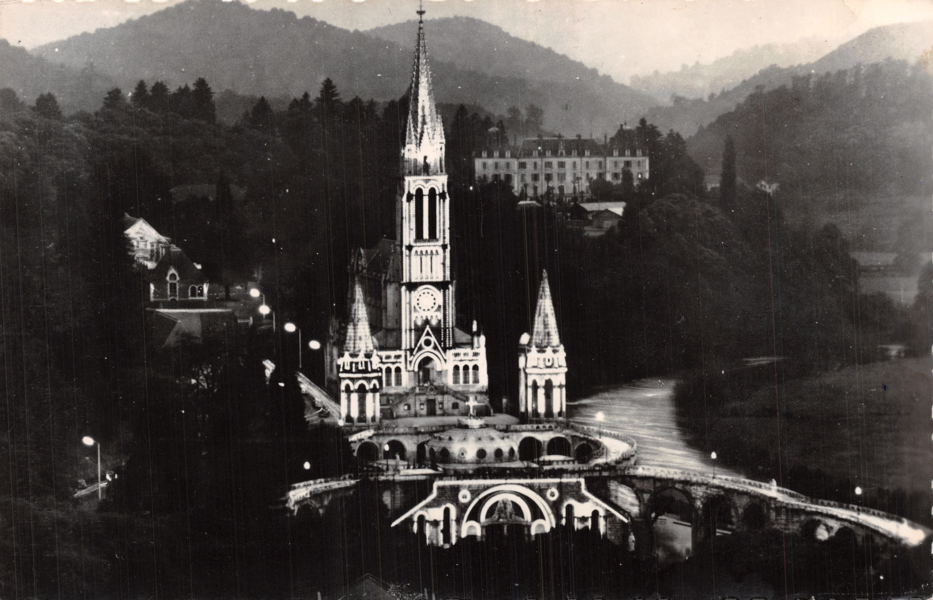 Lourdes (Hauts-Pyrénées) — De geïllumineerde basiliek — Editie René Raczek, n° 1637