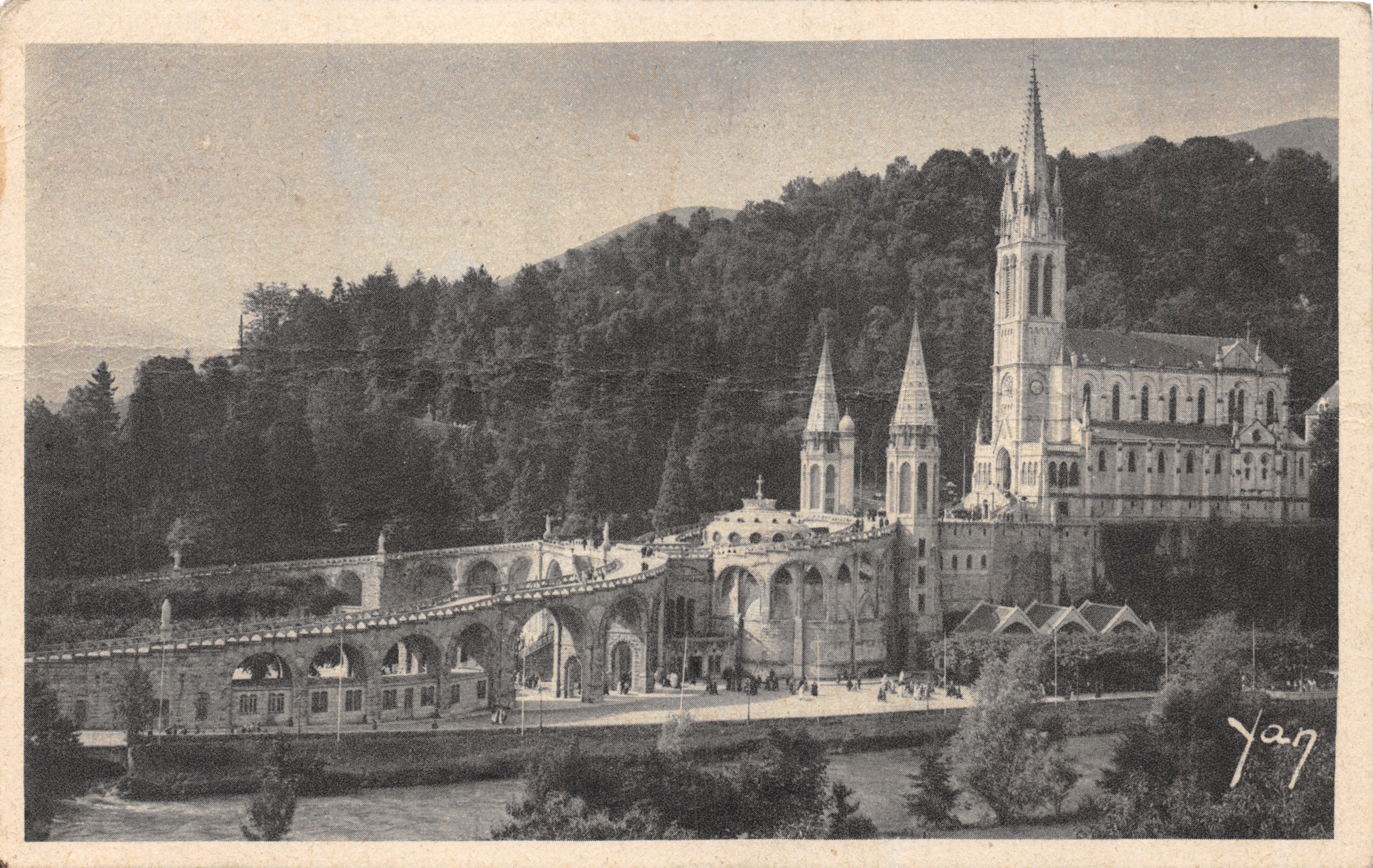 Lourdes — La Basilique et le Calvaire — Édition E. Quinault, Lourdes, n°20