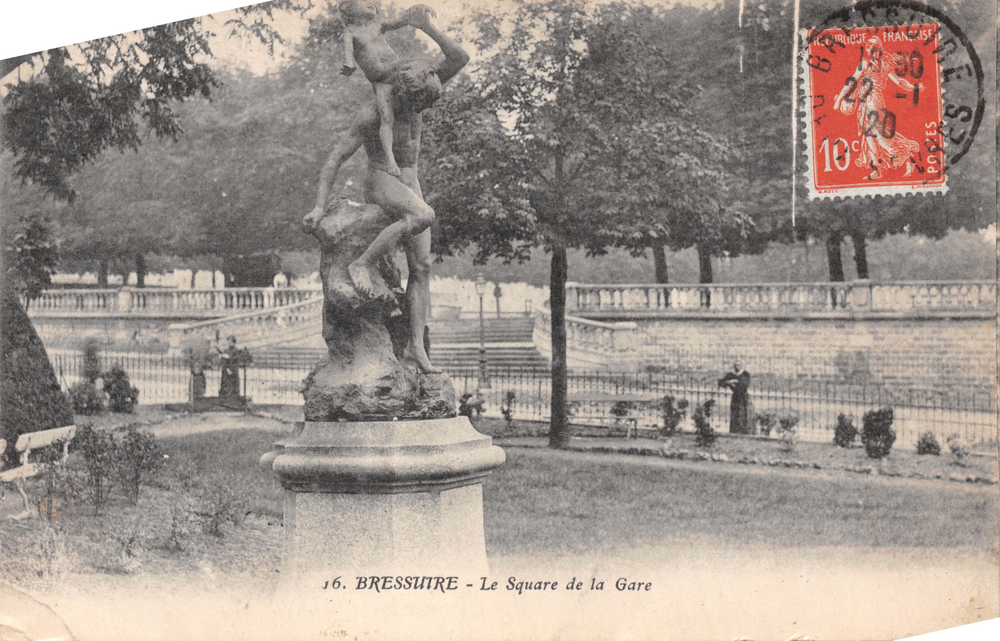 Bressuire - Square de la Gare — estatua de dos niños sobre pedestal, editor ANNAUD ET NOELAS, n°16