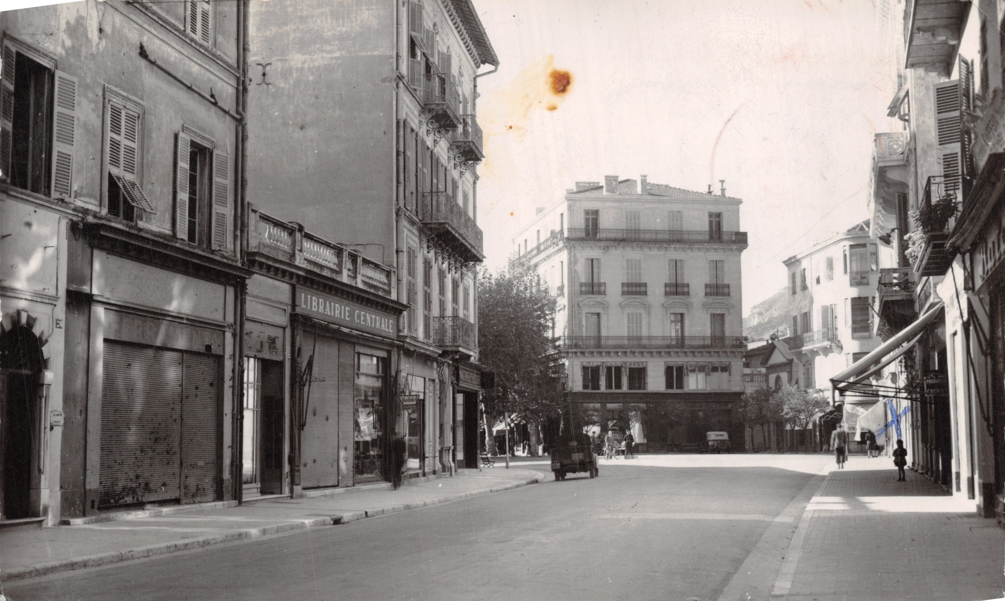 Saint-Roch Street — view of the central bookstore — Éditions Malo