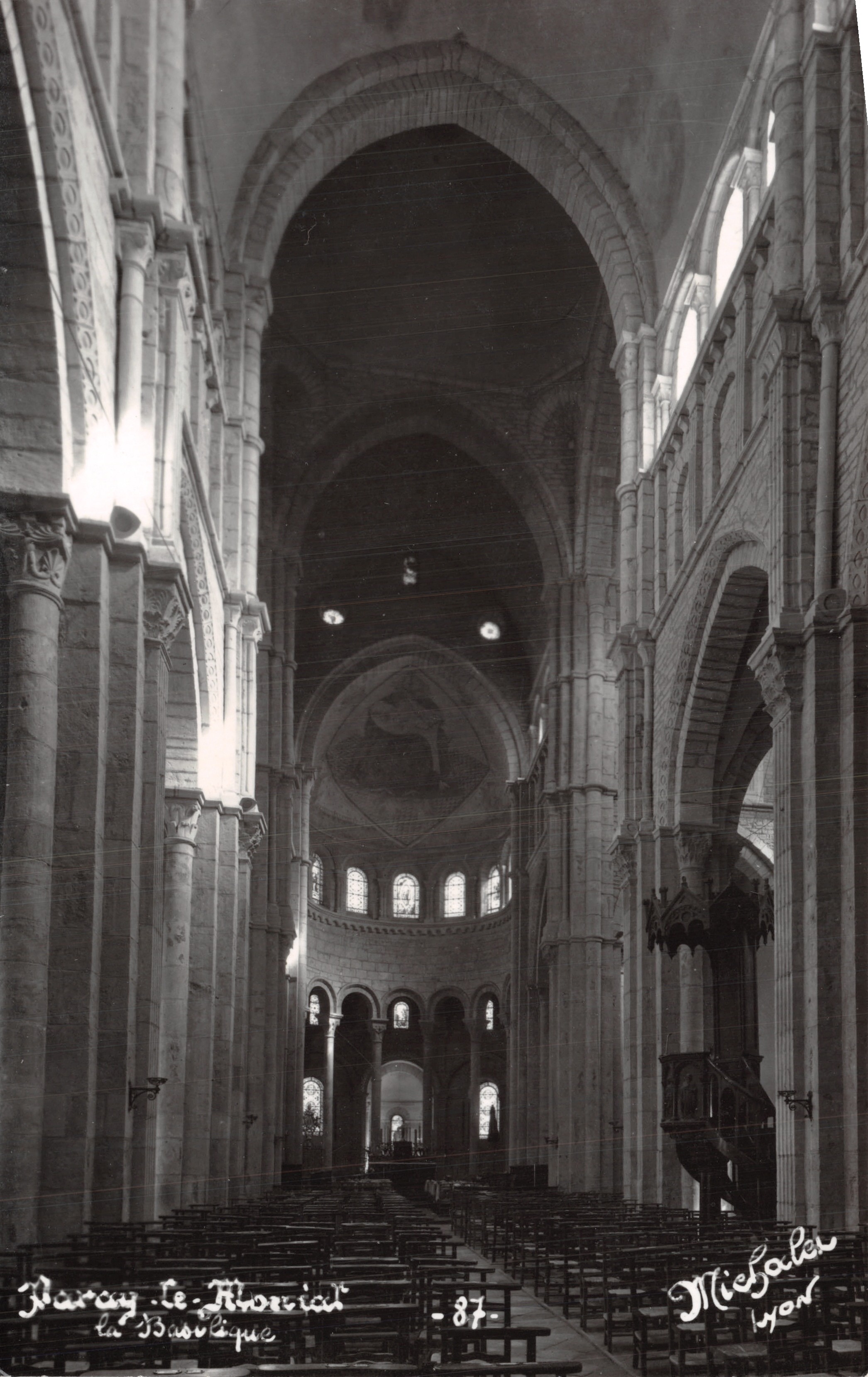 Interior de la Basílica de Maray — vista de la nave y las bóvedas — editor Michalei, Lyon
