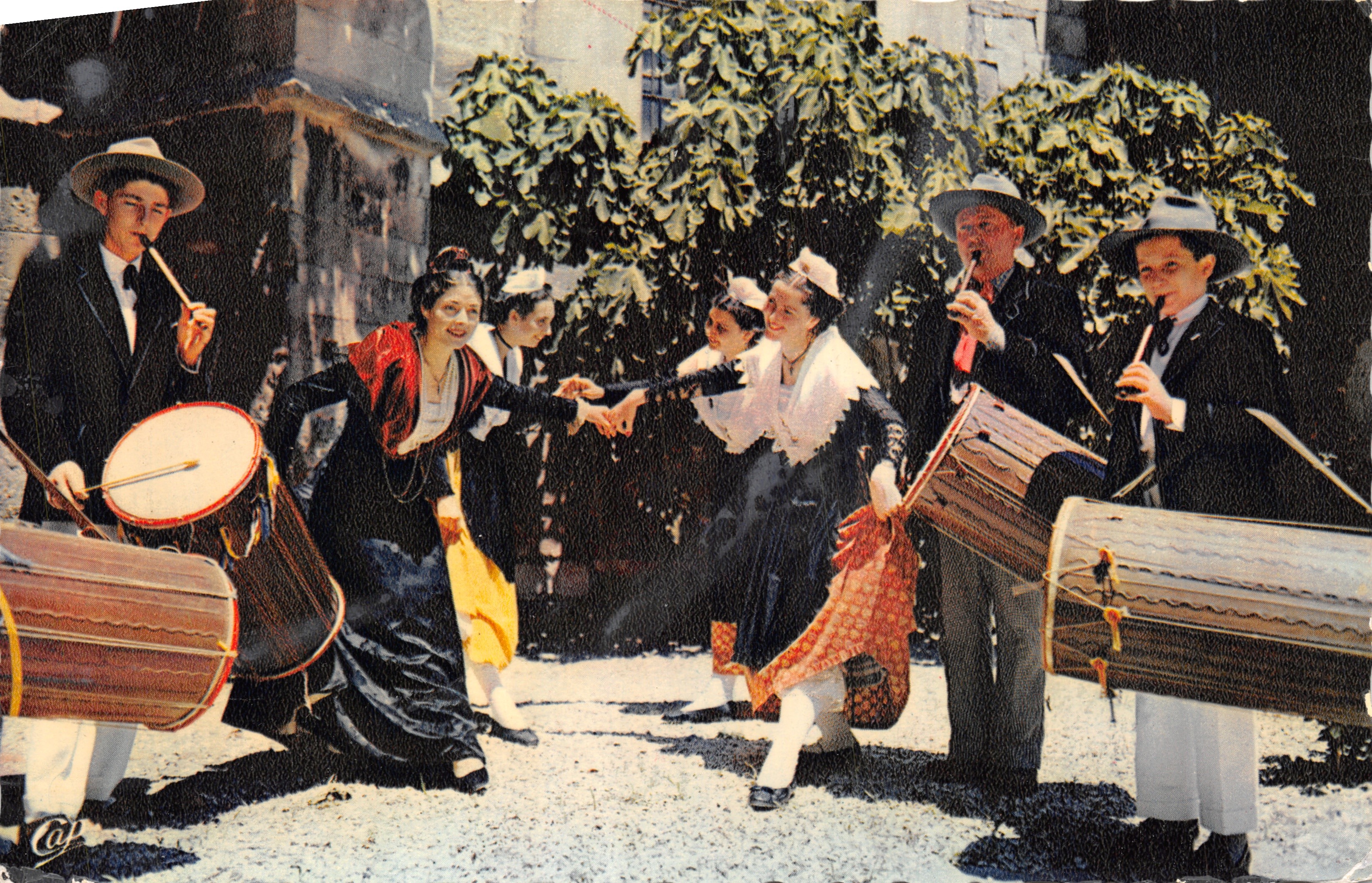 Arles — Dans en muziek van de Tambourinaires en Arlésiennes — Lumicap