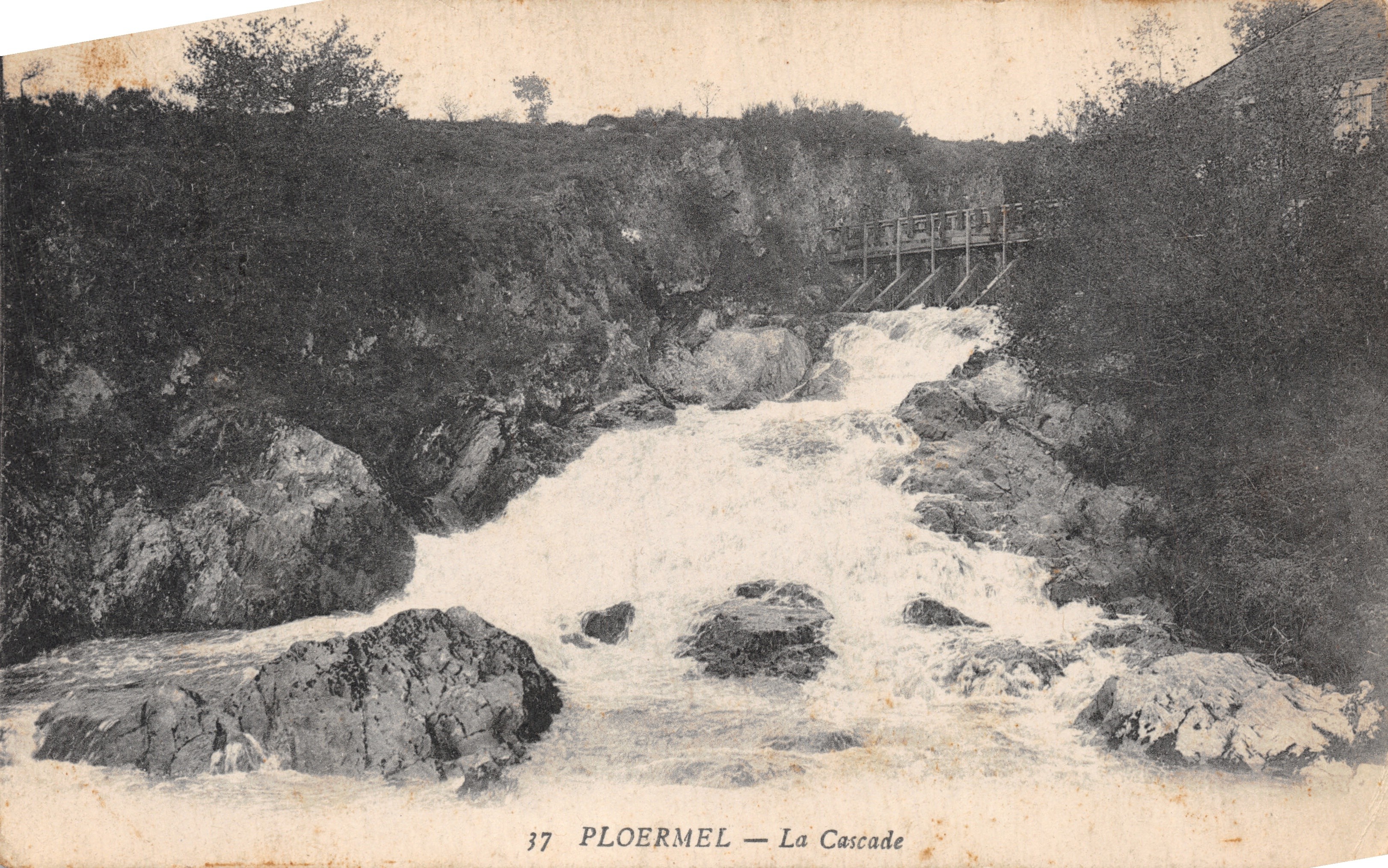 Ploermel — De Waterval — uitgever Arnaud en Nazais, drukkers te Nantes, nr. 37