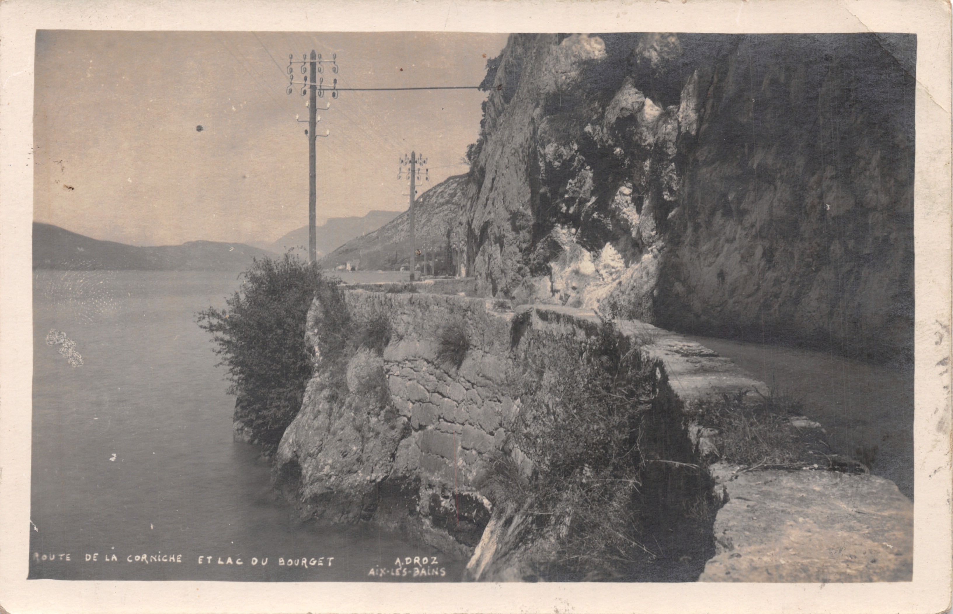Strada della Corniche e Lago di Bourget — vista panoramica con scogliera e pali elettrici — editore A. DROZ AIX-LES-BAINS