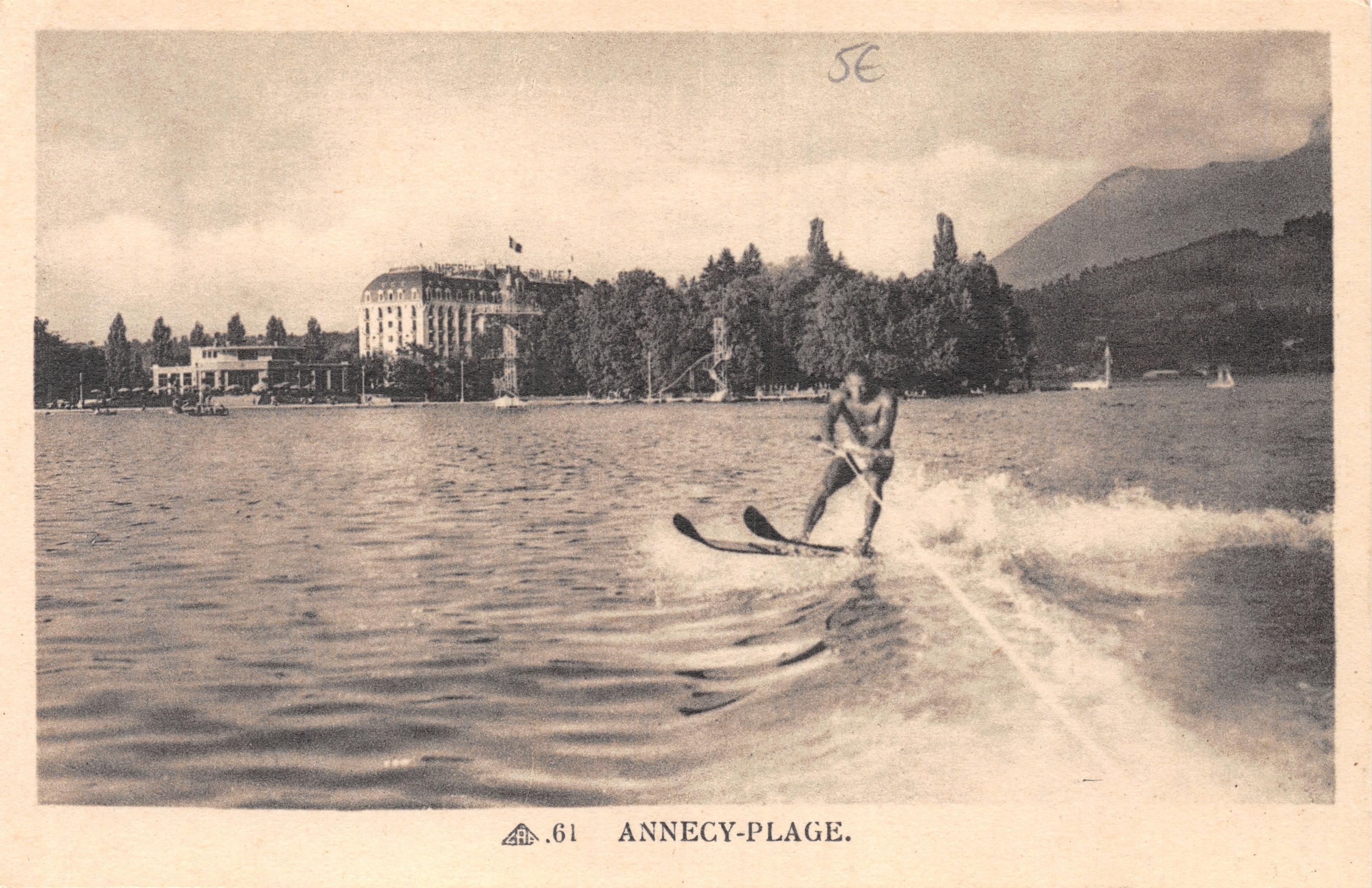 Annecy-Plage — esquiador en el agua en el lago con el edificio del hotel en primer plano — editor C.A.P. n°61 Esquí acuático