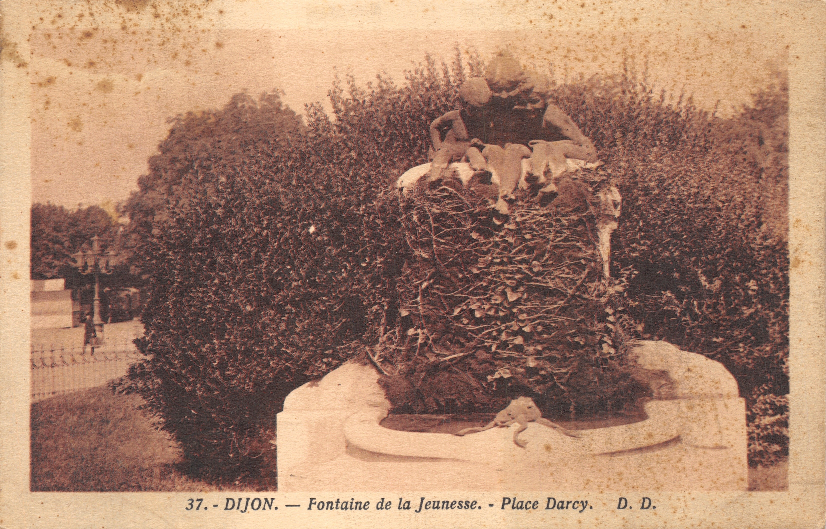 Dijon — Fontaine de la Jeunesse — Place Darcy — D.D