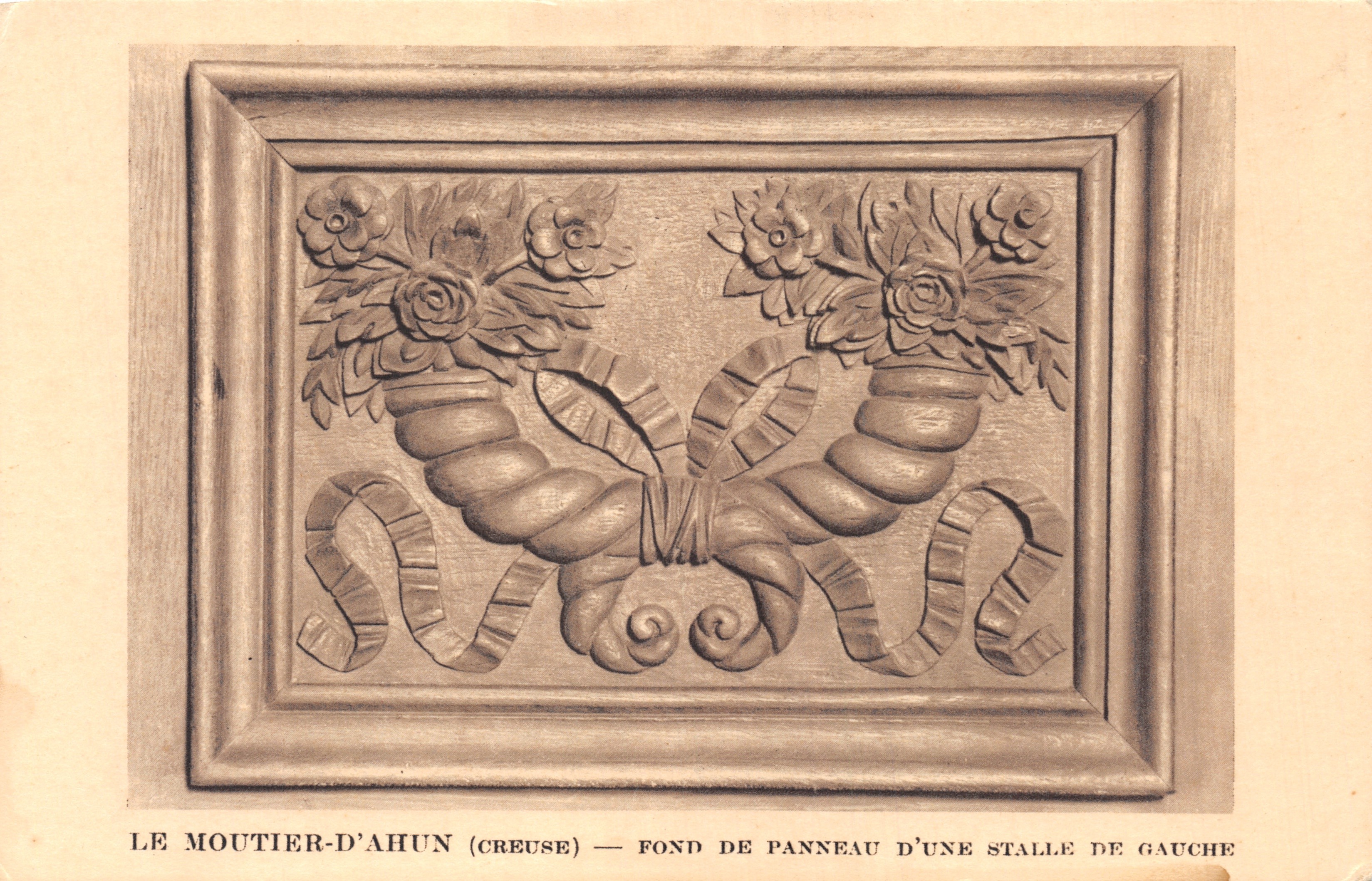 Le Moutier-d'Ahun (Creuse) — Vista de la base de un panel de la banca izquierda, decoración tallada floral y con cintas