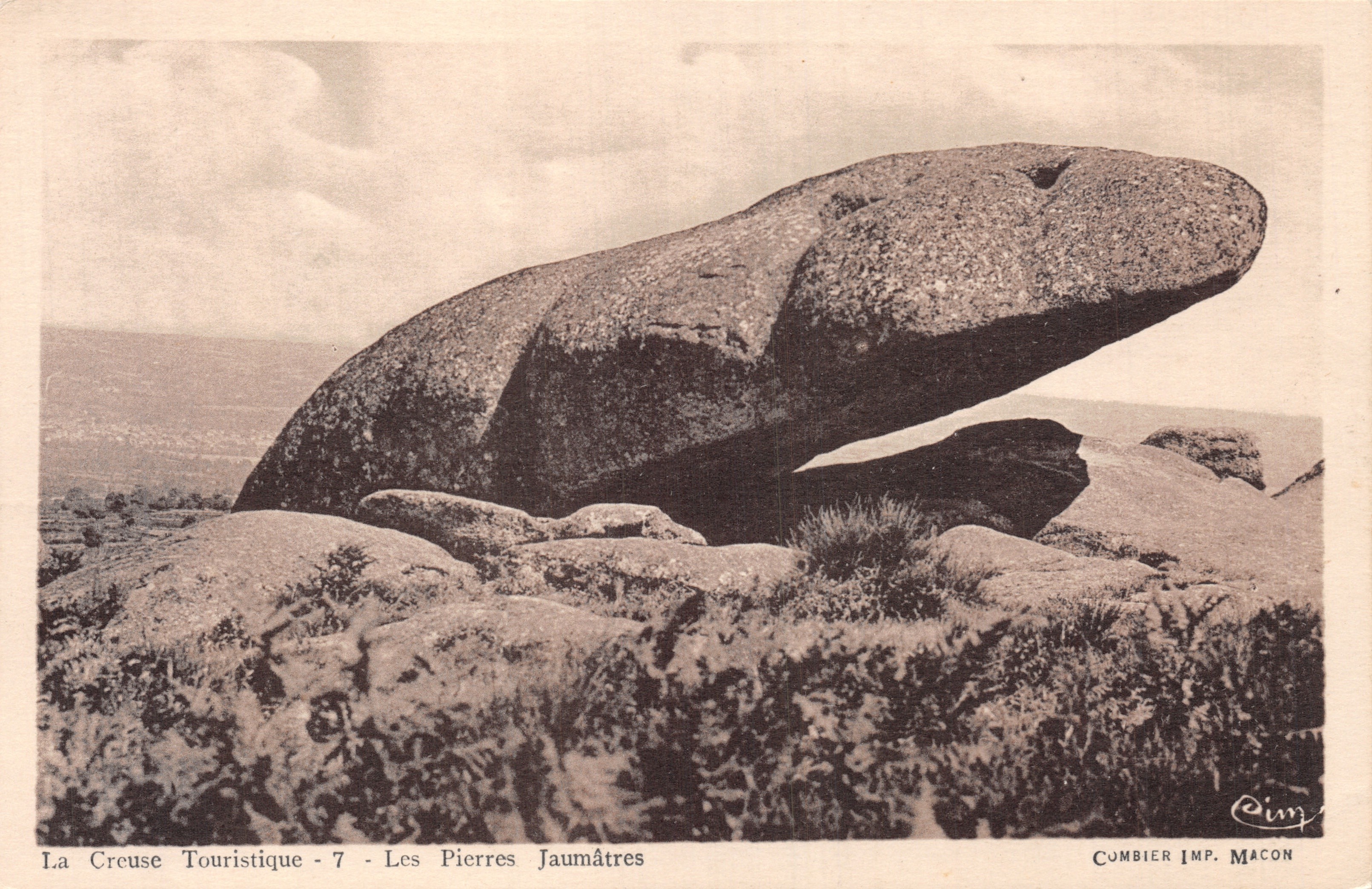 Les Pierres Jaumâtres — gigantische rotsen in de Creuse — Cumbier Imp. Macon