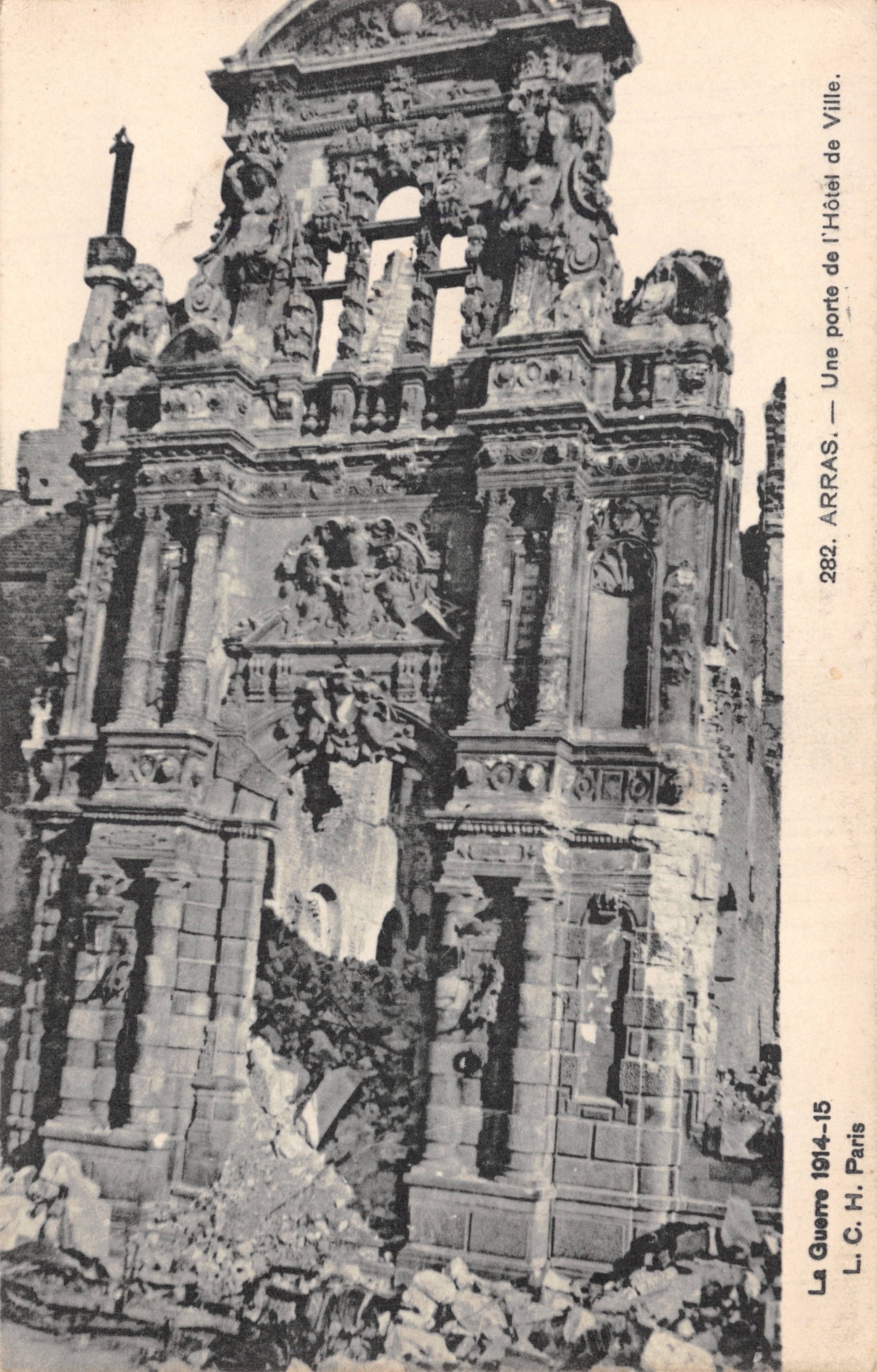 Arras — Een poort van het Stadhuis — uitgever L.C.H. Parijs, n° 282