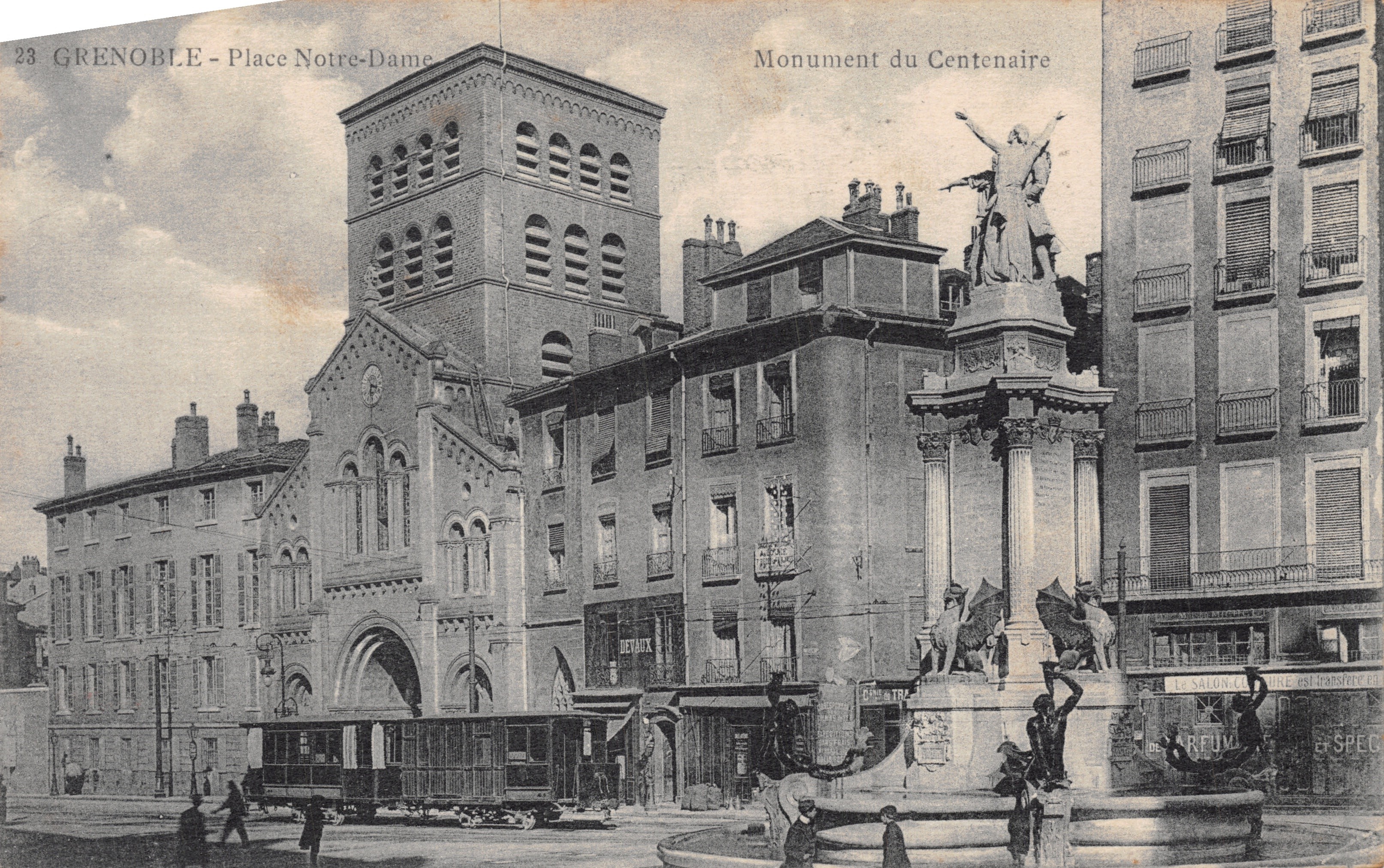 Grenoble — Plac Najświętszej Maryi Panny — Pomnik Centennium i budowla religijna, wydawca P. Gaude, fot. — wyd. Grenoble Tramway
