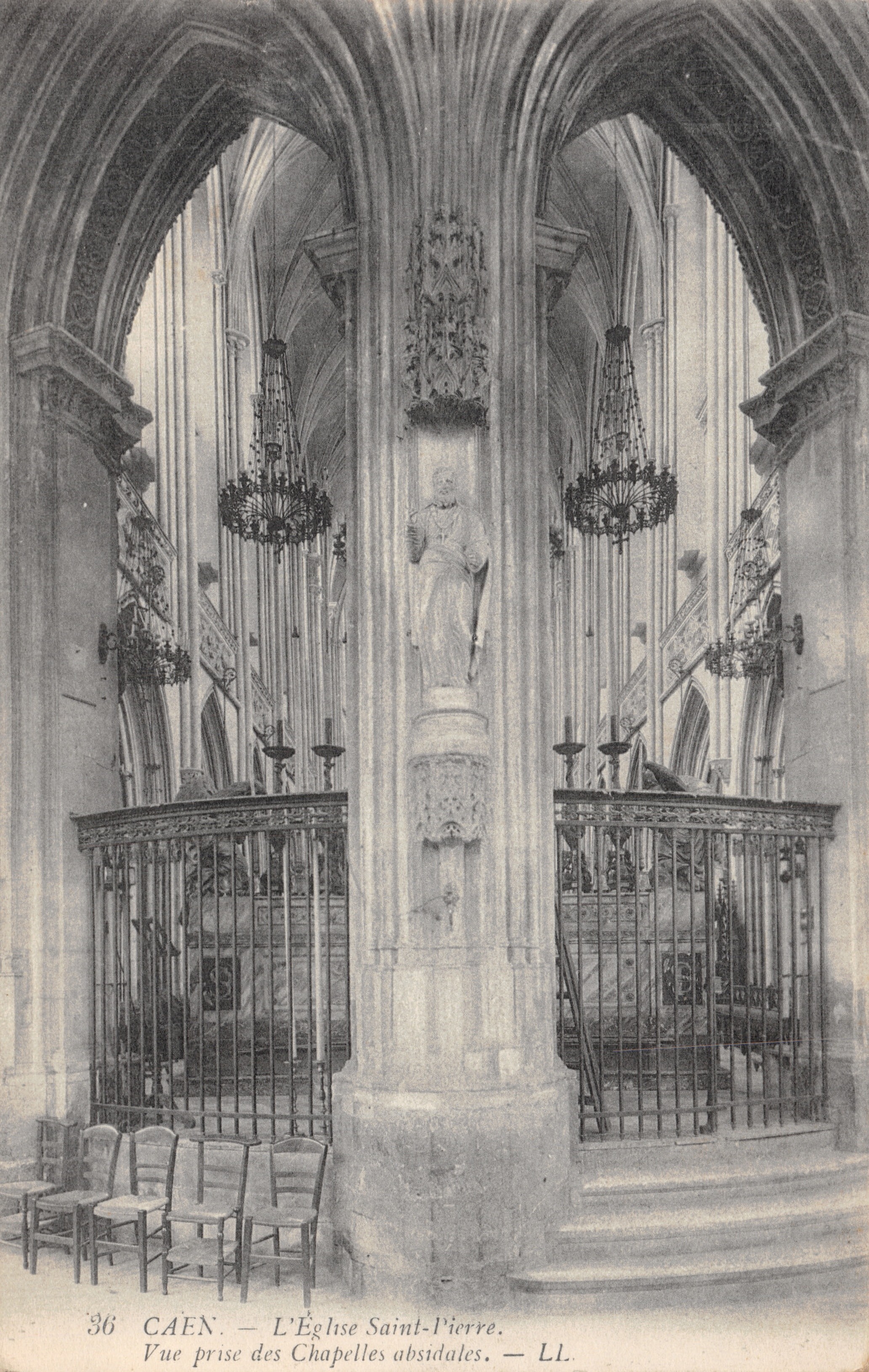 Caen — Buitenzijde van de absidale kapellen — De Kerk van Sint-Pieter — LL. nr. 36