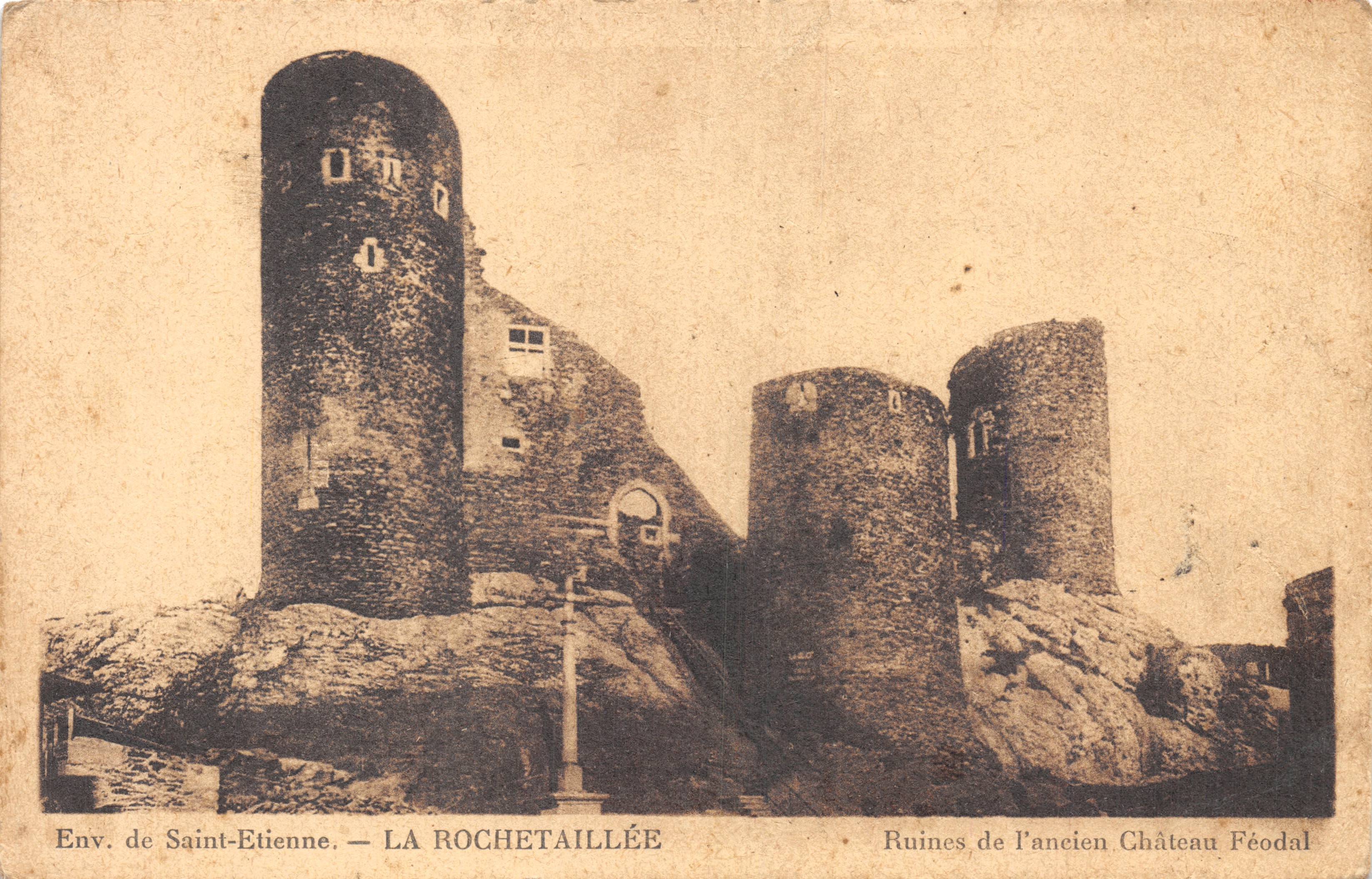 Vista di Saint-Étienne — LA ROCHETAILLÉE — Resti del castello feudale antico