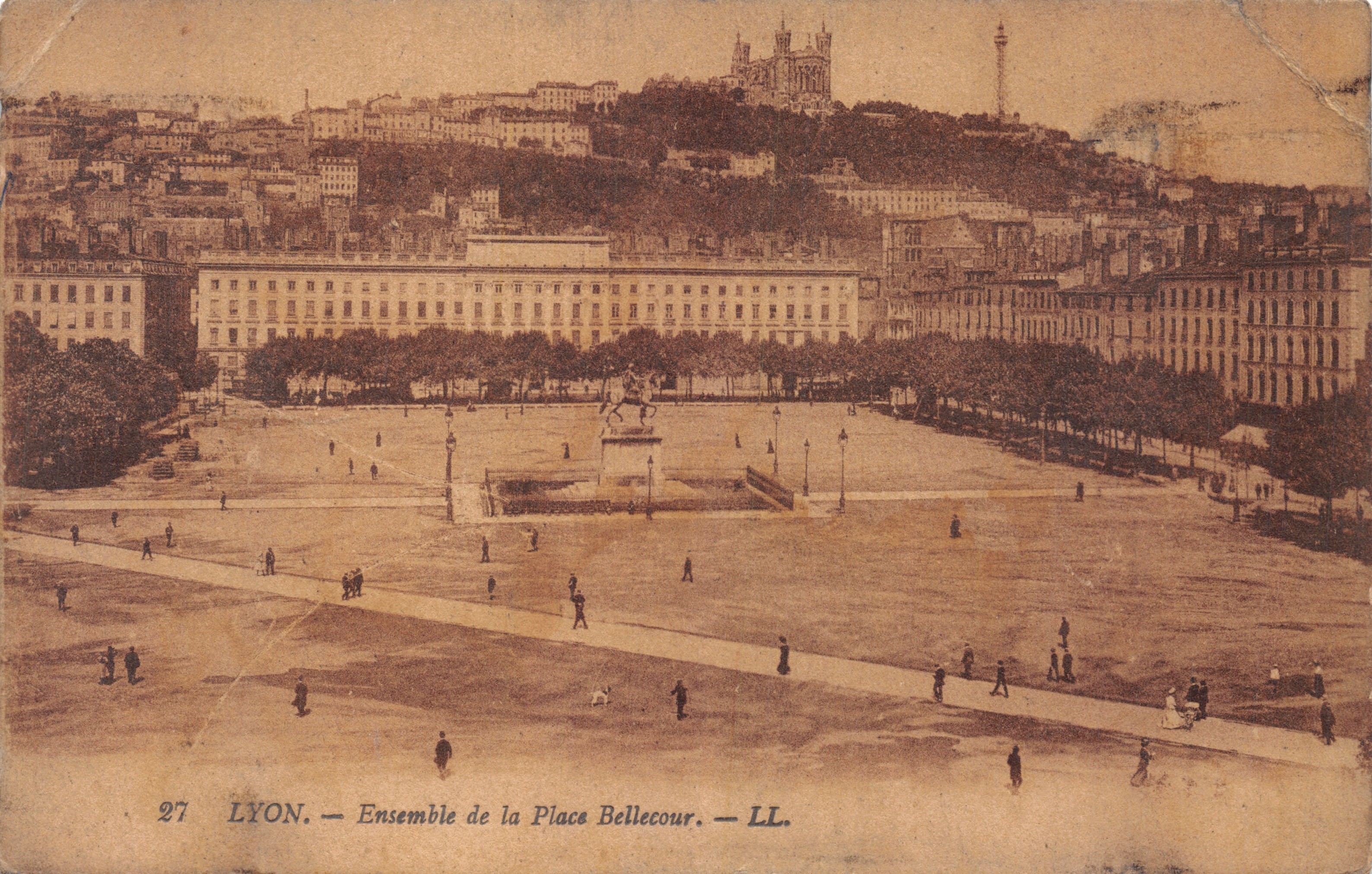LYON. — Ensemble de la Place Bellecour. — LL. — N° 27