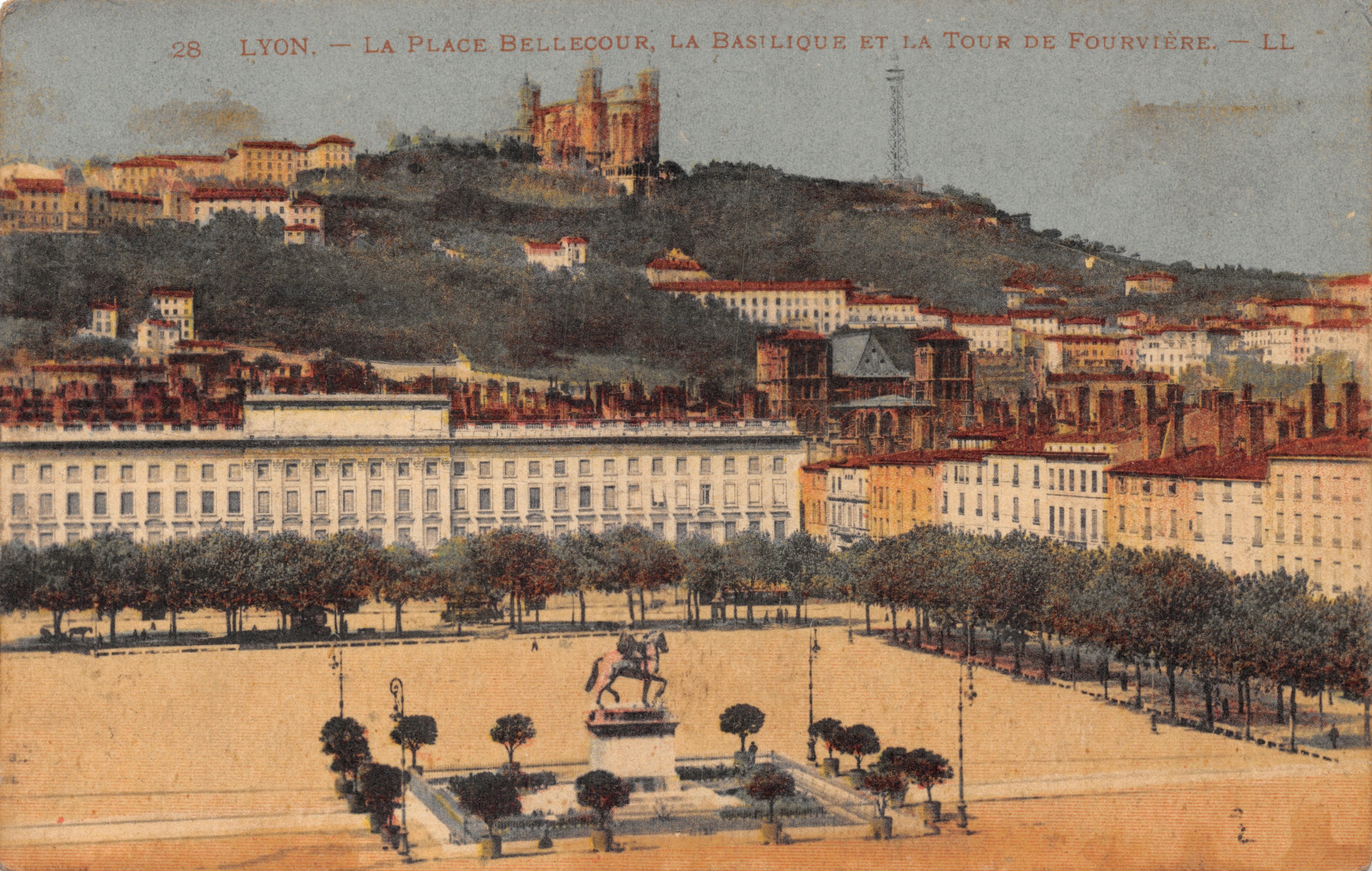 Lyon — La Place Bellecour, la Basilique et la Tour de Fourvière — LL