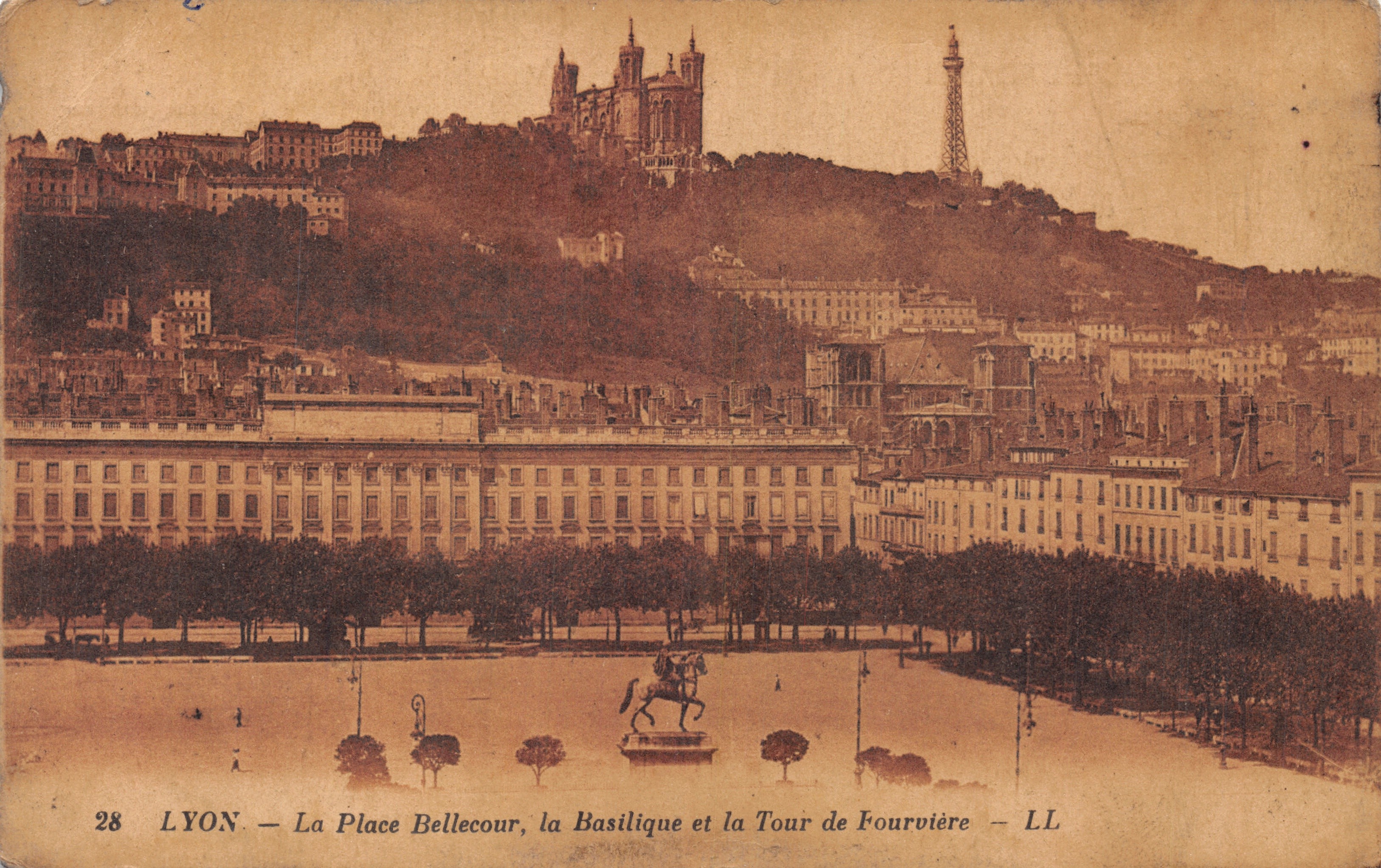 Lyon — De Place Bellecour, de Basiliek en de Tour de Fourvière — LL