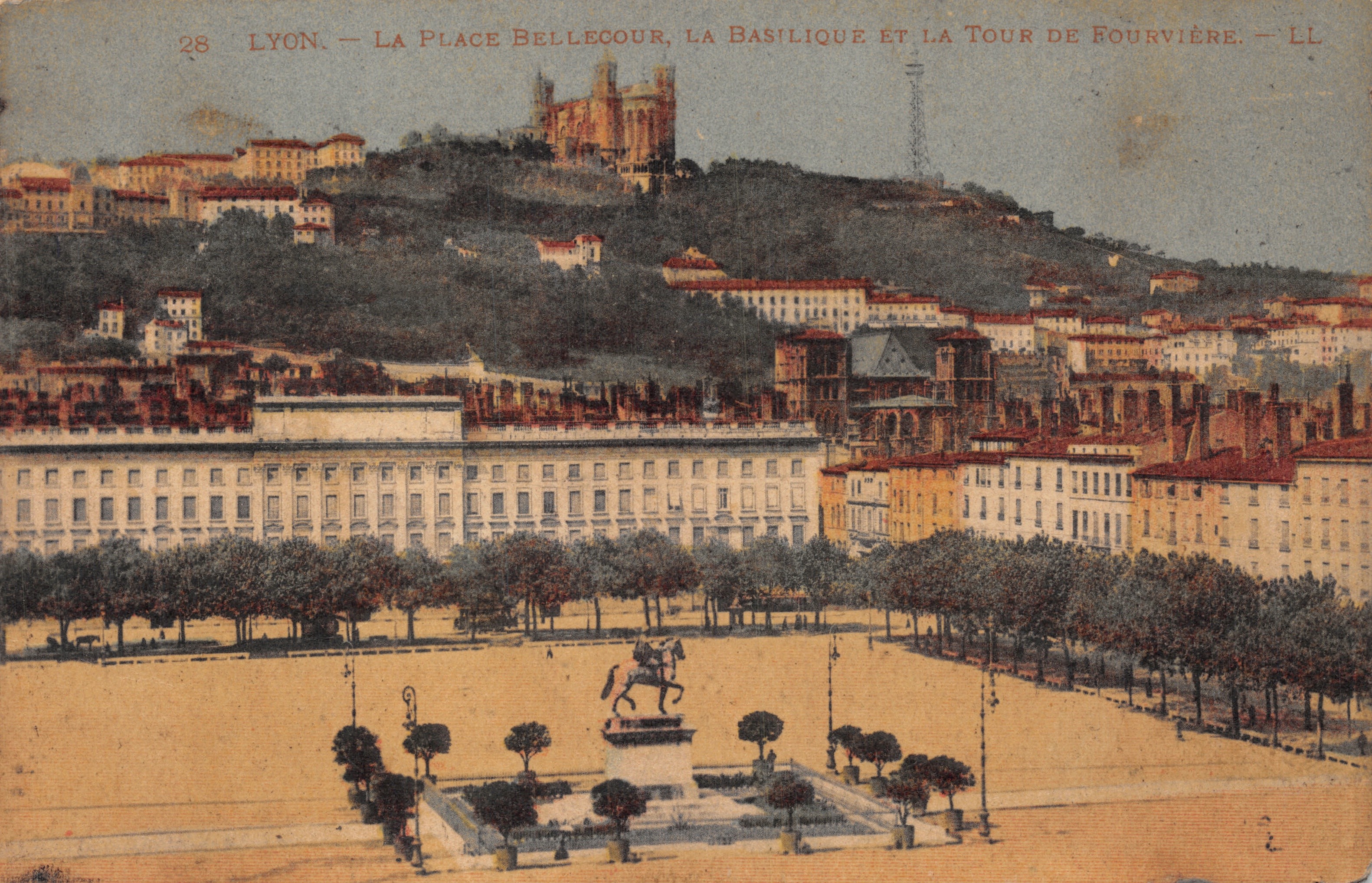Lyon — Place Bellecour, die Basilika und die Fourvière-Turm — LL
