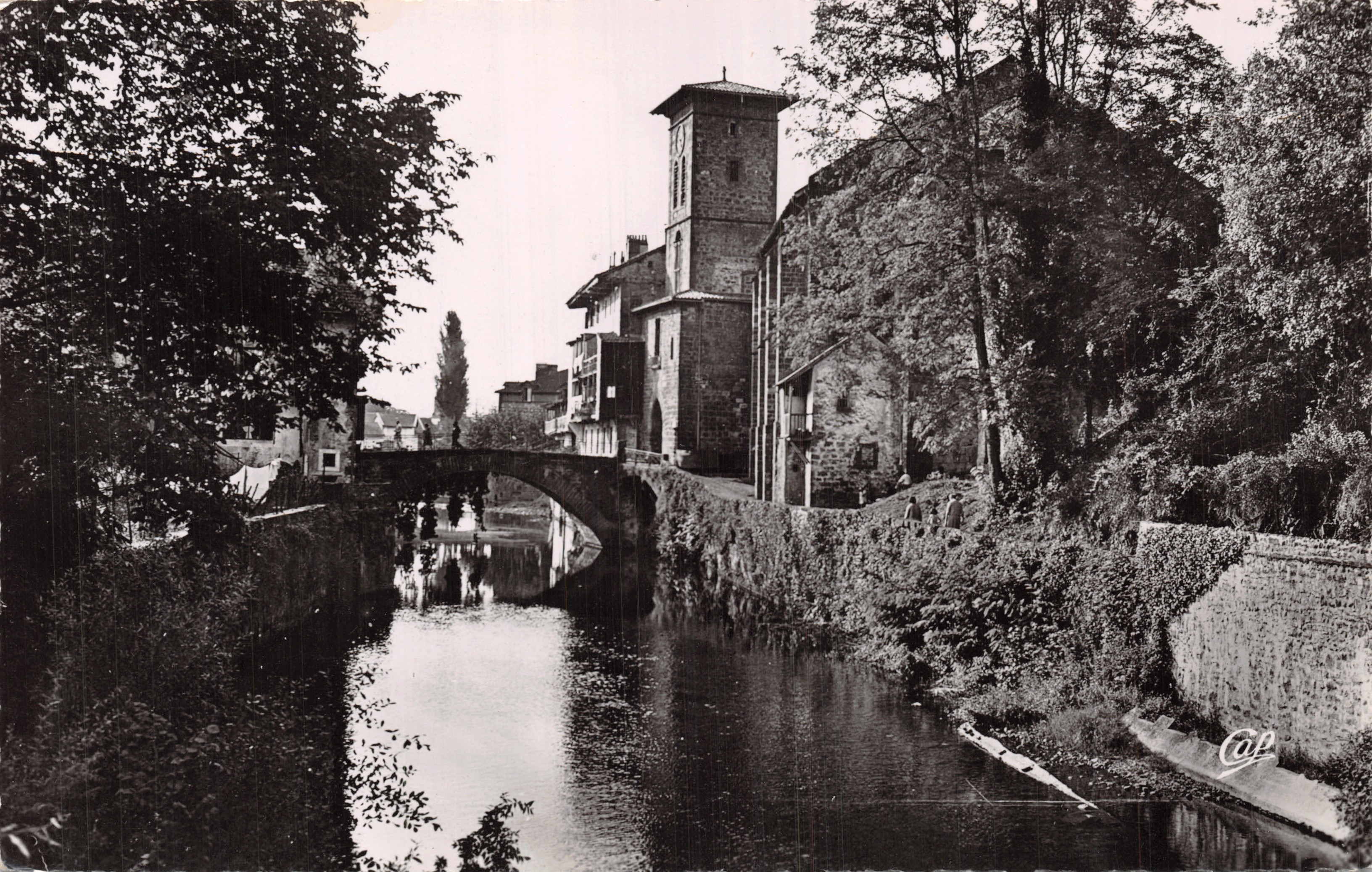Saint-Jean-Pied-de-Port — La chiesa e la Nive — editore Cie des Arts Photomécaniques, Parigi