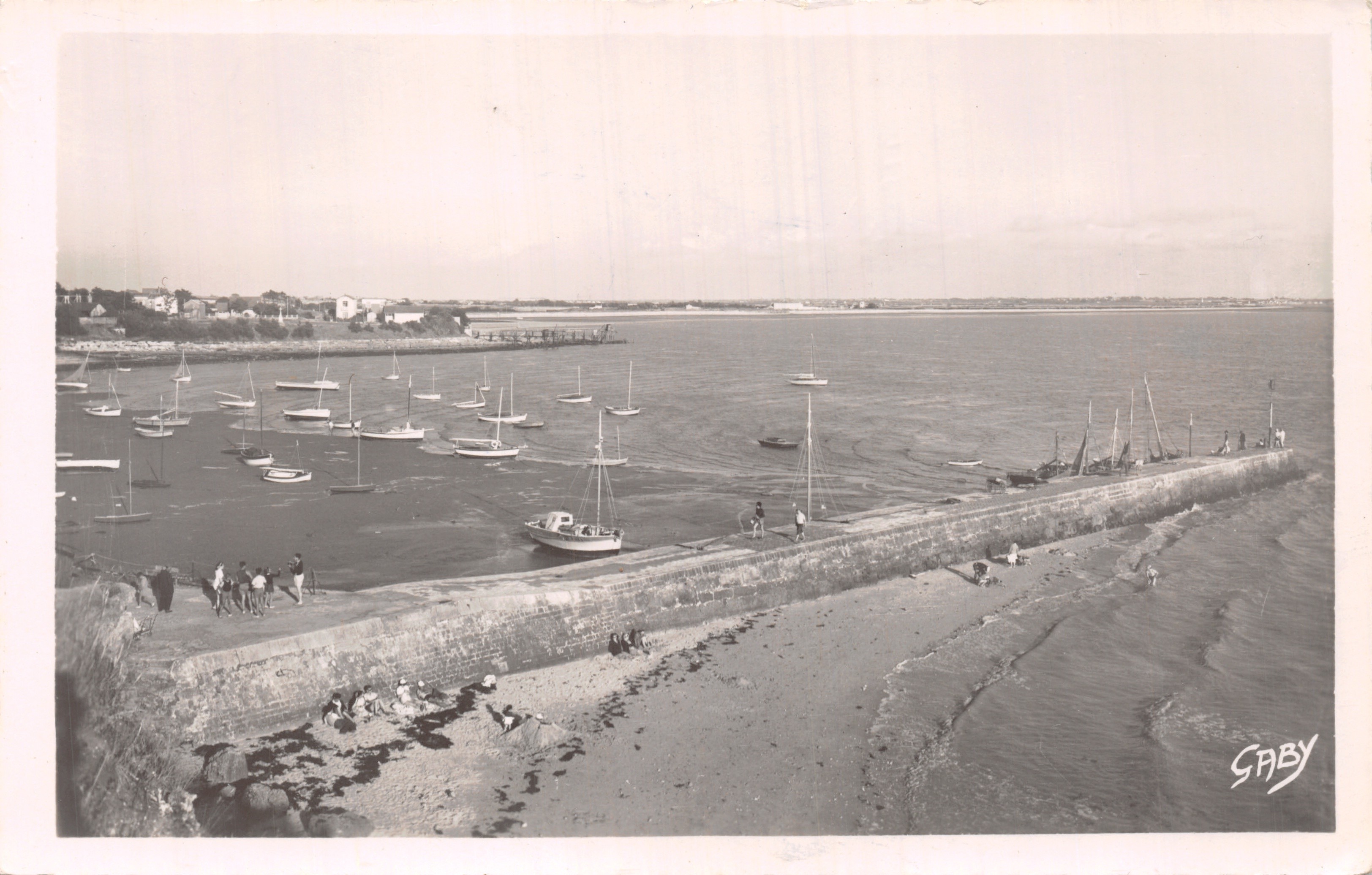 Puerto de Fouras — vista del muelle y los barcos — editor SABY