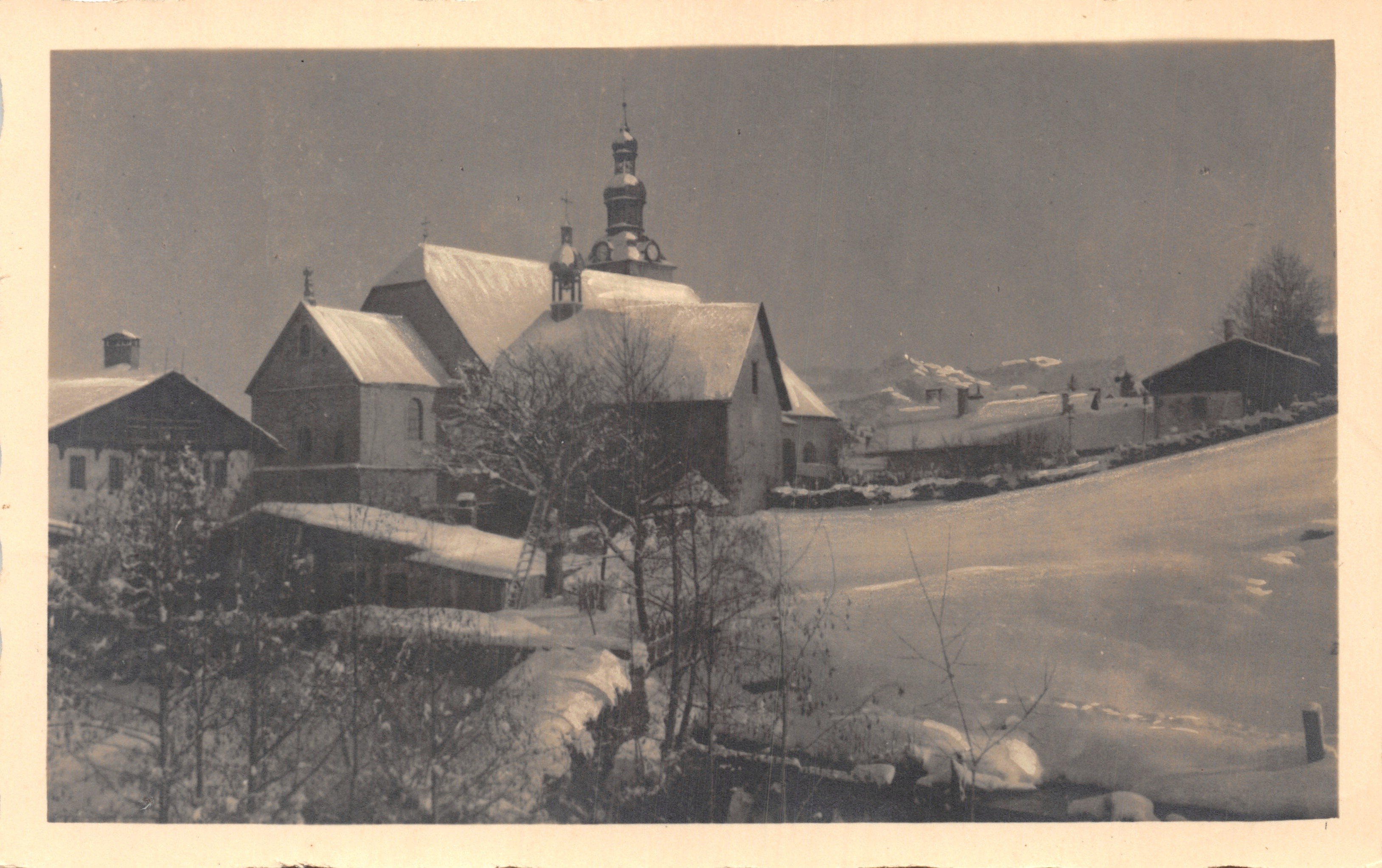 Église de Krynice — vue hivernale enneigée — éditeur non visible