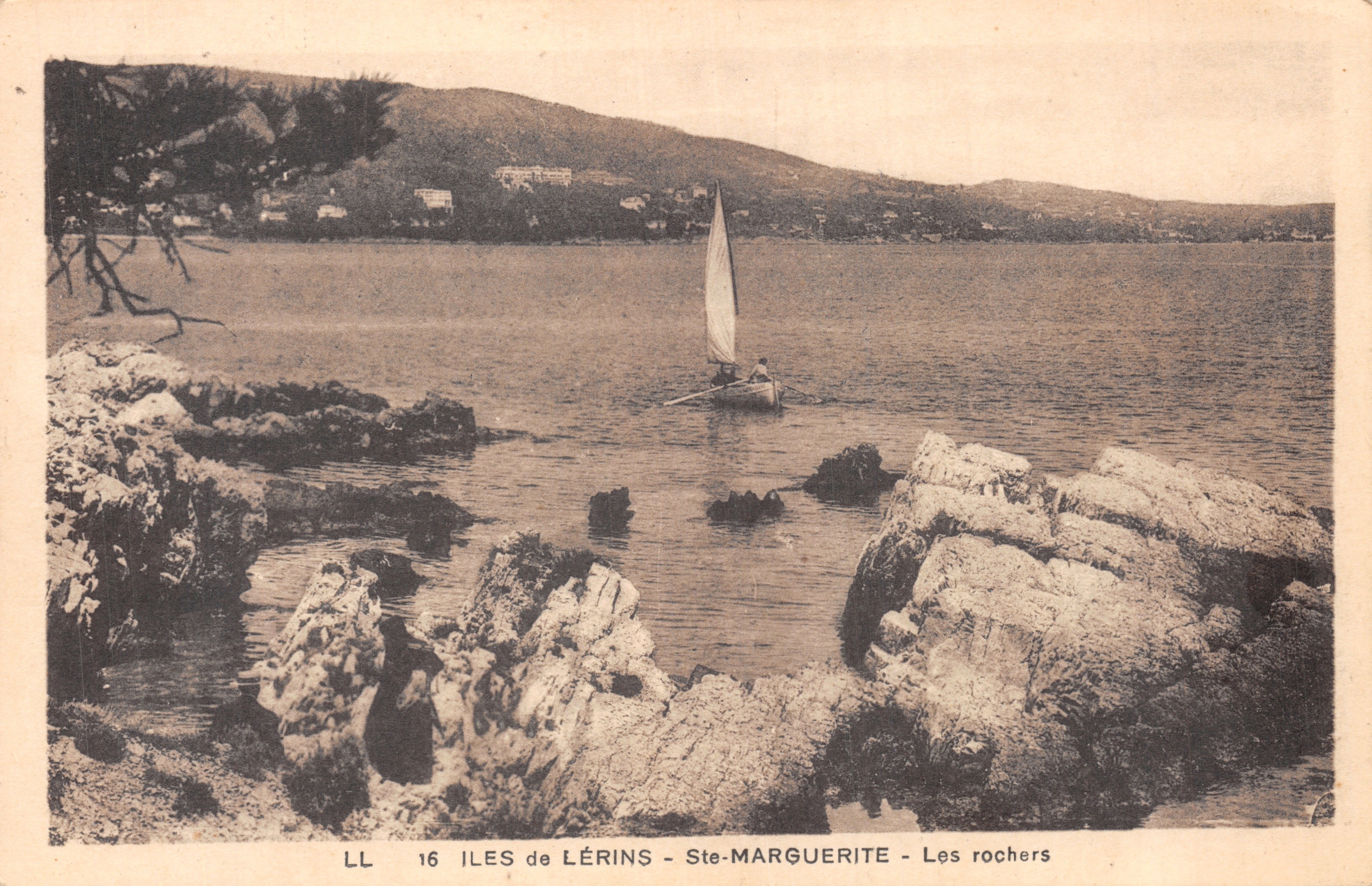 Isole di Lérins - Ste-Marguerite - I roccoli — vista con veliero all'orizzonte, editore LL 16