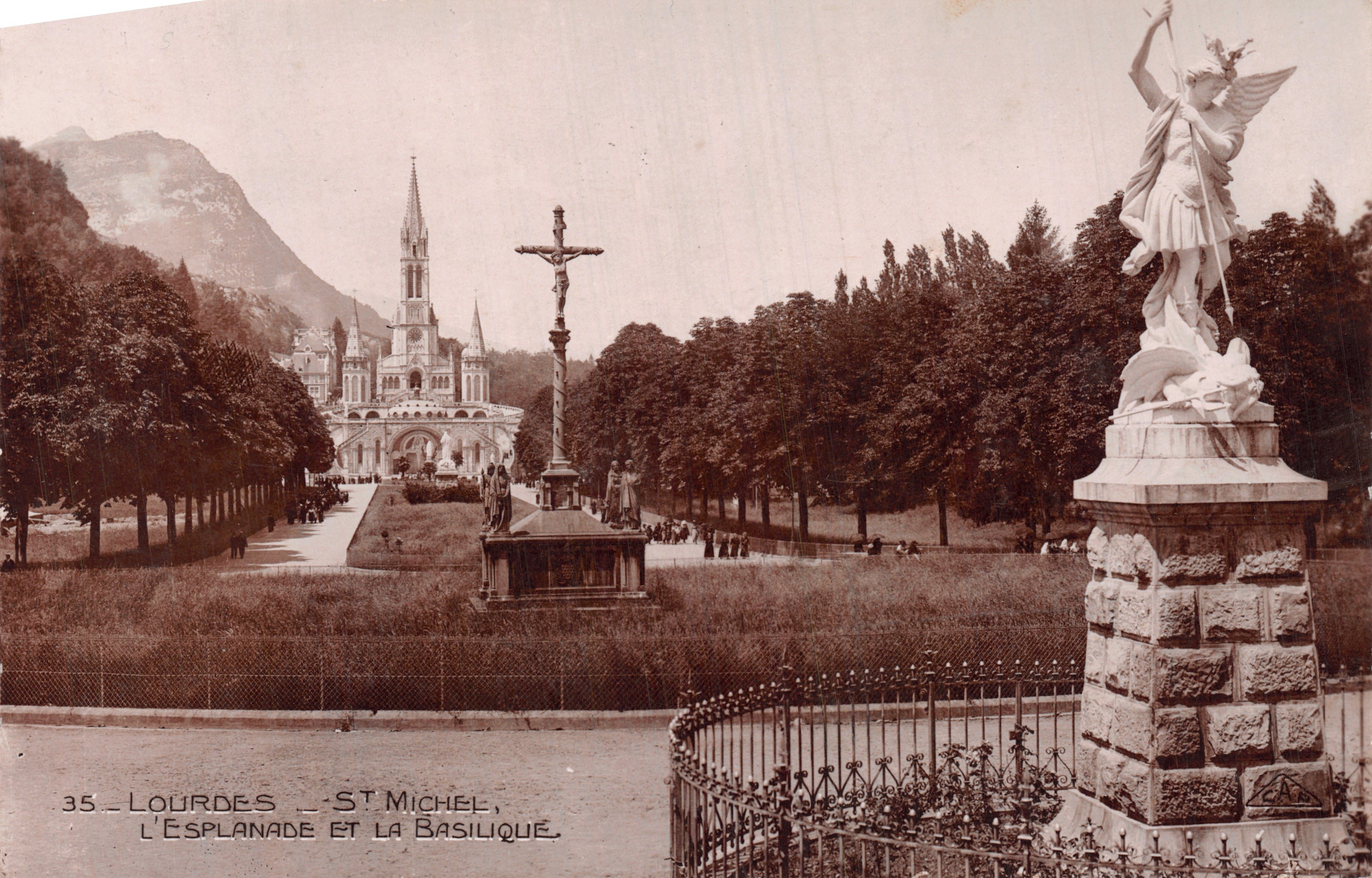 Lourdes — L'Esplanade e la Basilica — editore « Real-Photo » Cartolina d'epoca Strasbourg, n°35