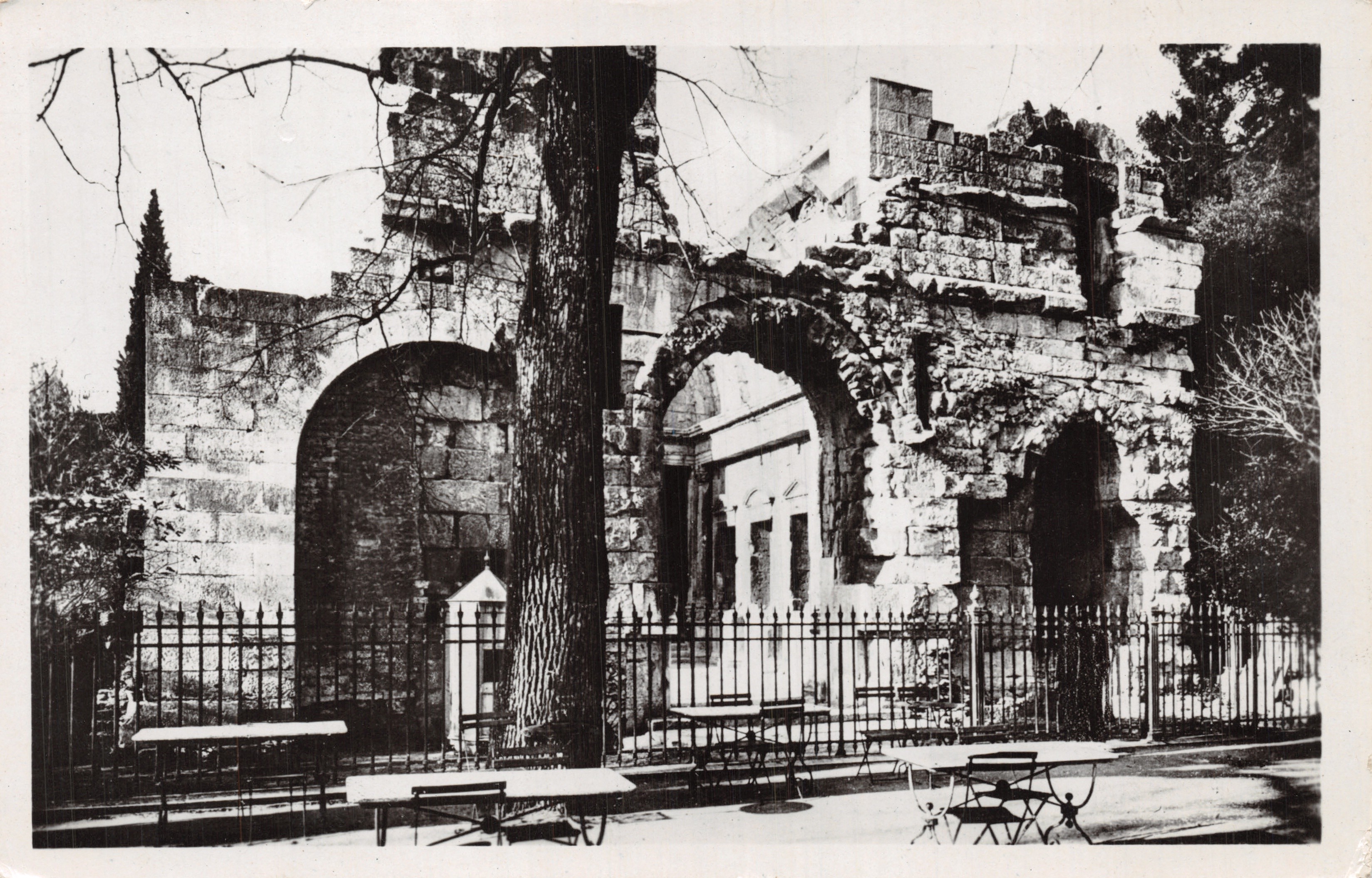 Nîmes - Tempio di Diana — rovine con arcate e recinzione