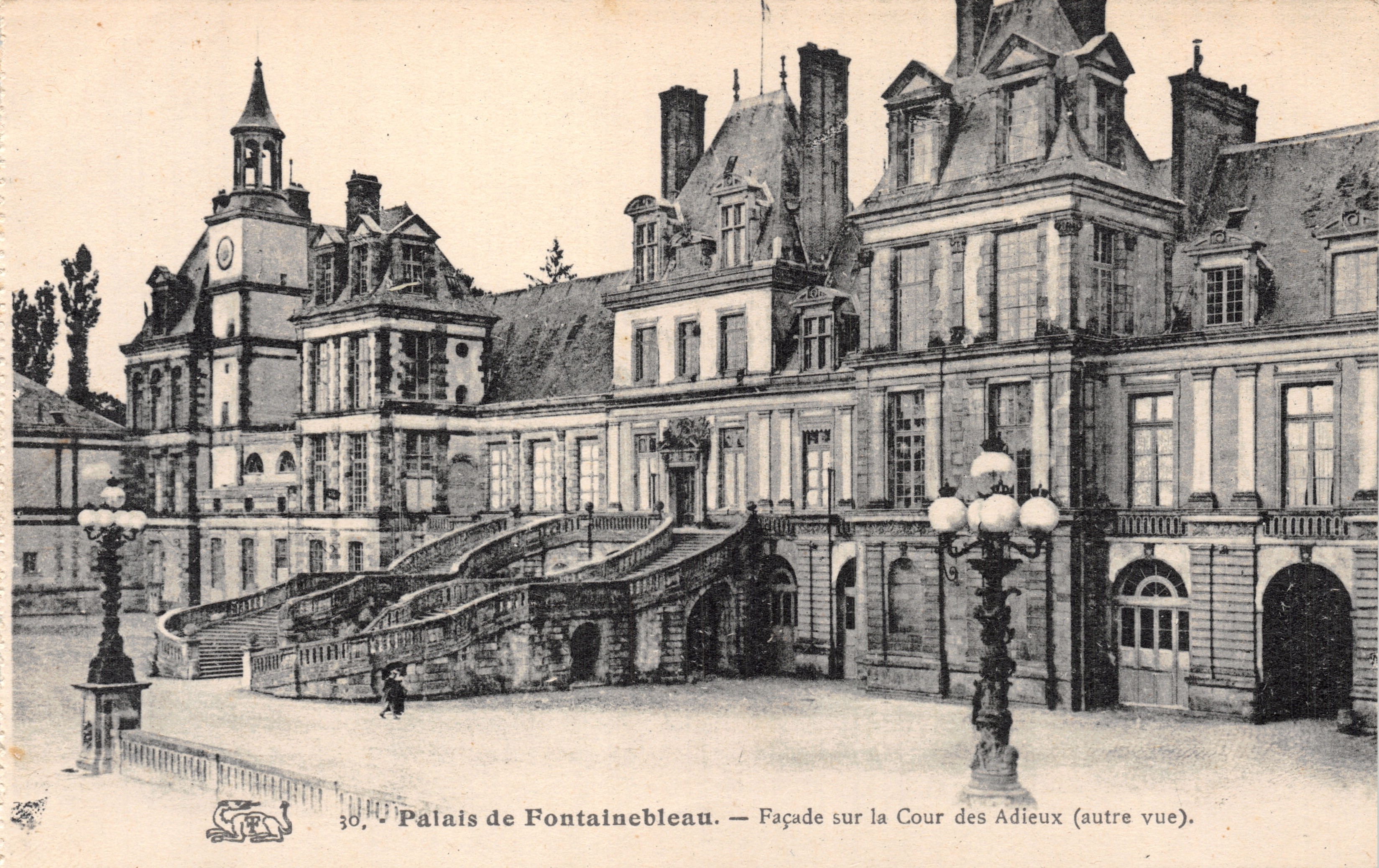 Palast von Fontainebleau — Fassade zum Cour des Adieux (andere Ansicht). — Verlag: 30
