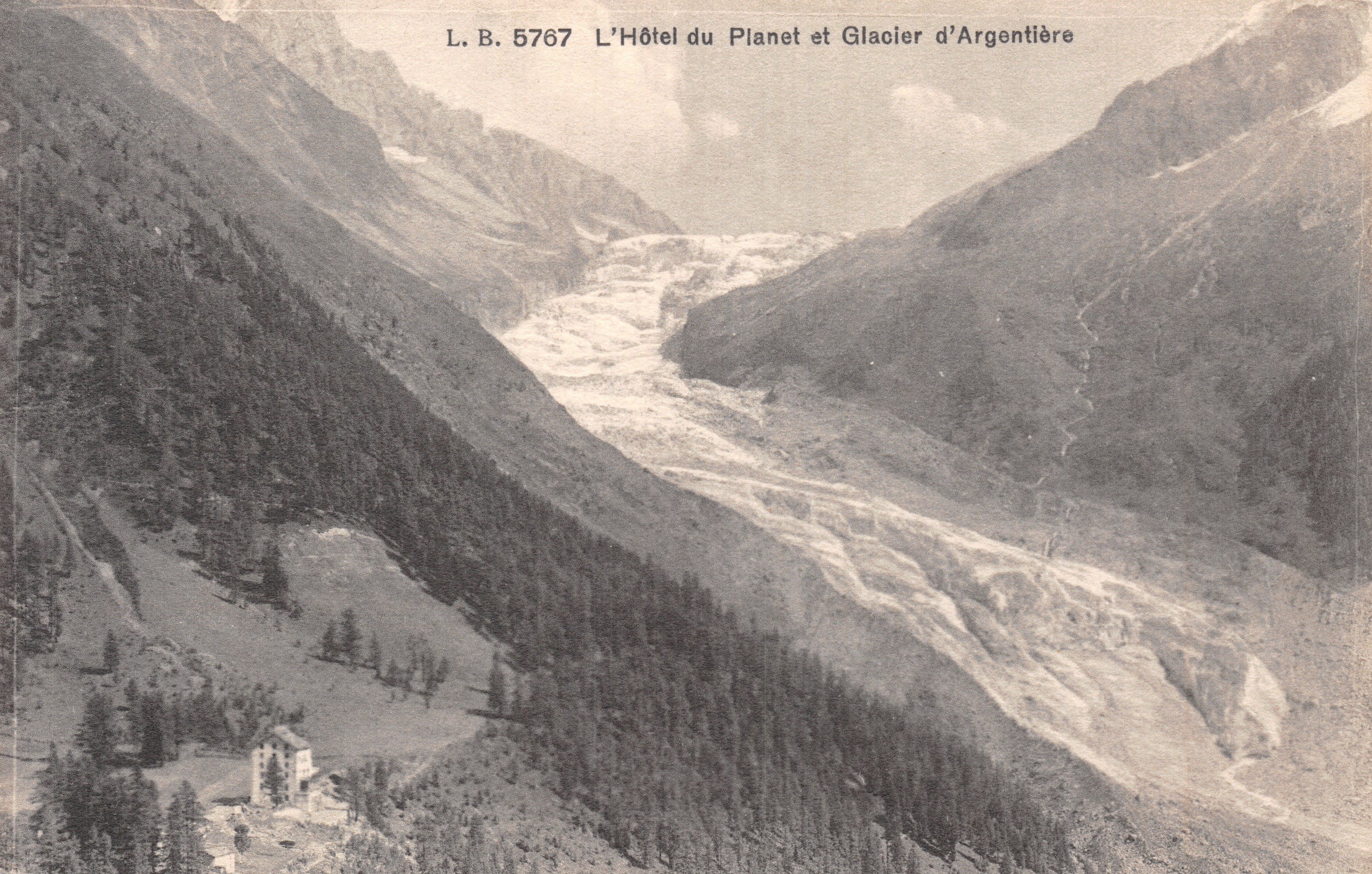 Het Hotel du Planet en het Glacier d'Argentière — panoramische weergave van het glaciërgewest en het gebouw in een bergvallei — uitgever L.B. 5767