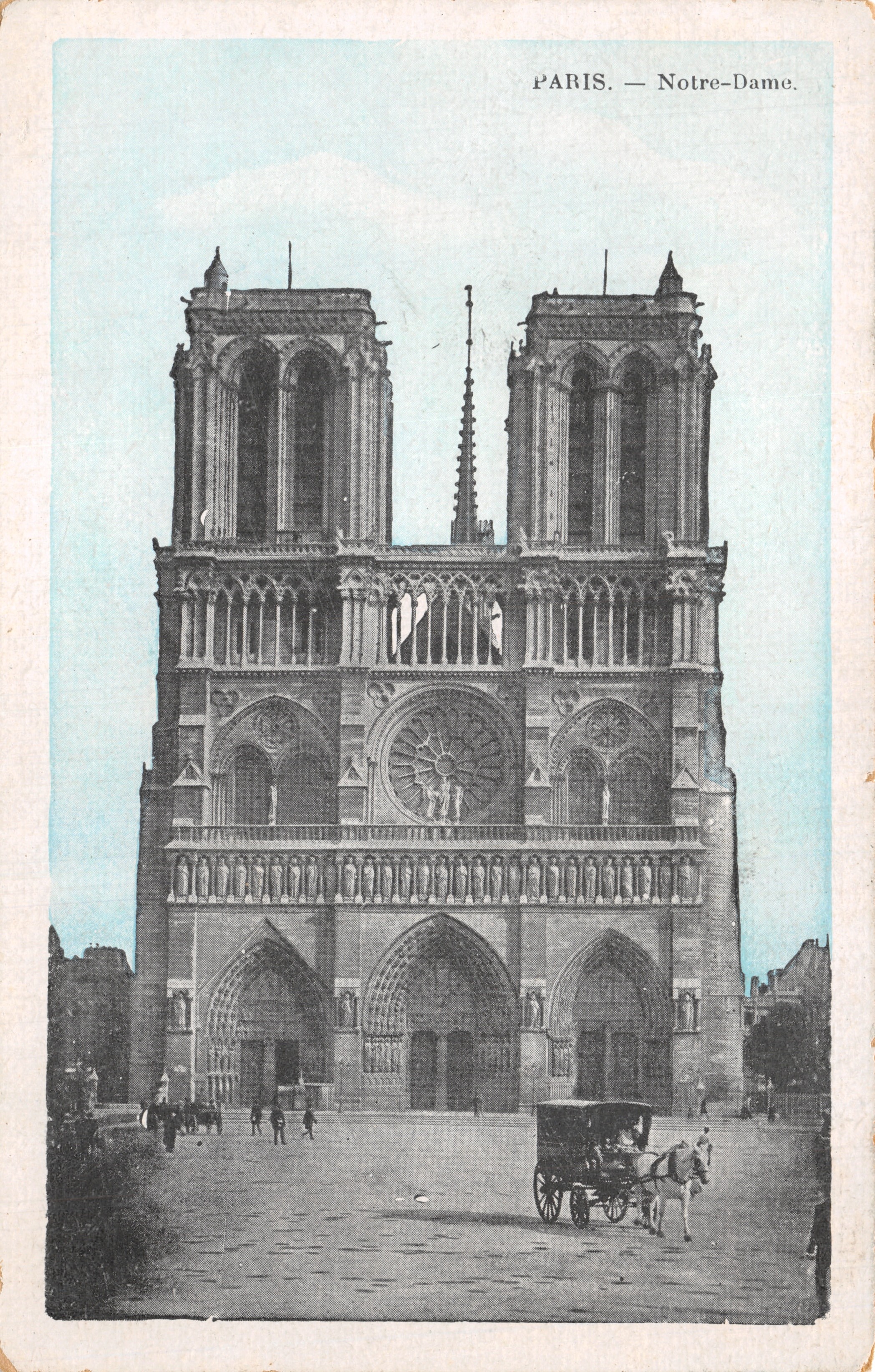 Paris — Notre-Dame — Ansicht der Fassade mit der Rose und einem Fiaker vorne
