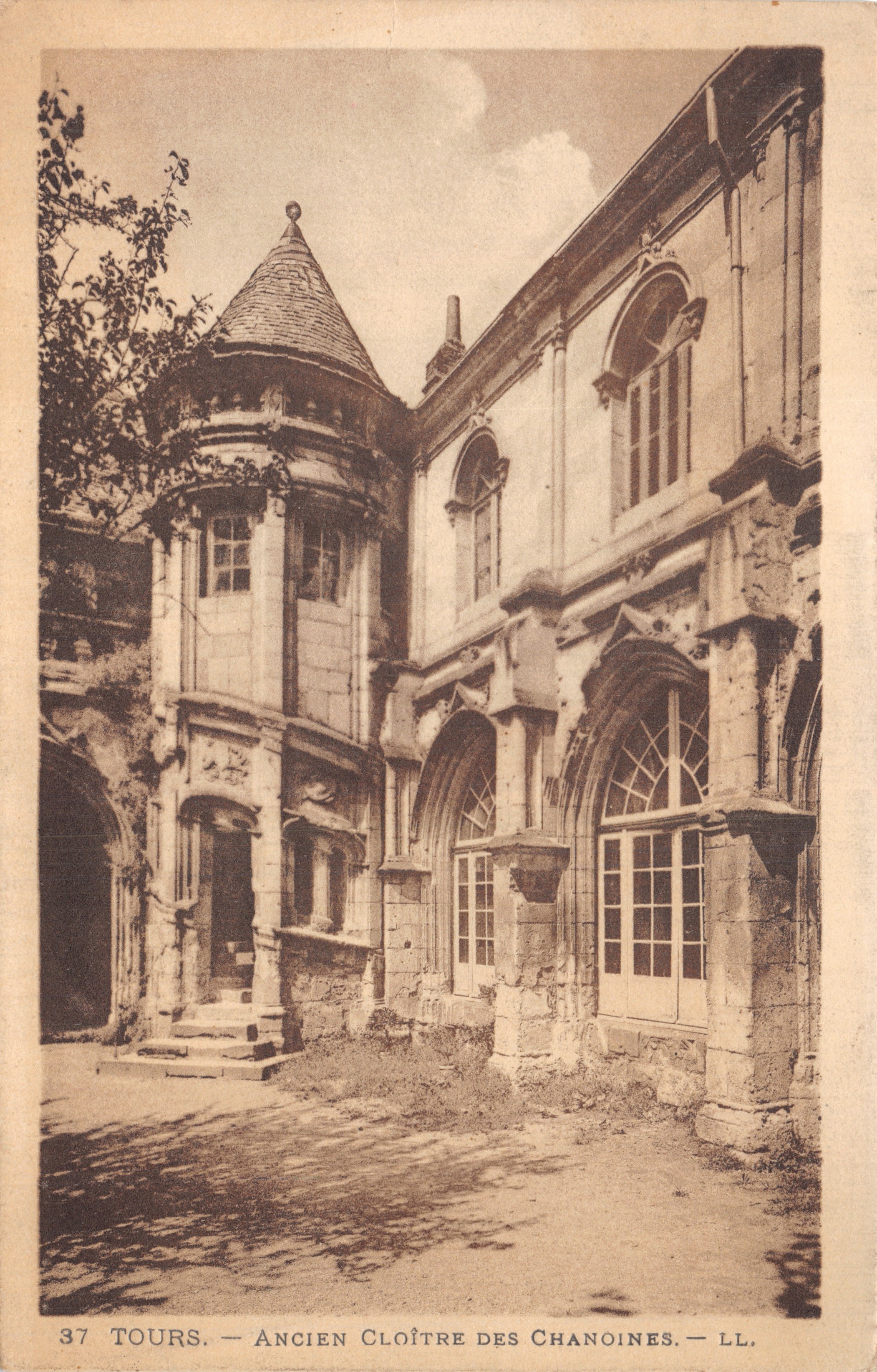 Tours — Ancien Cloître des Chanoines — LL. n°37