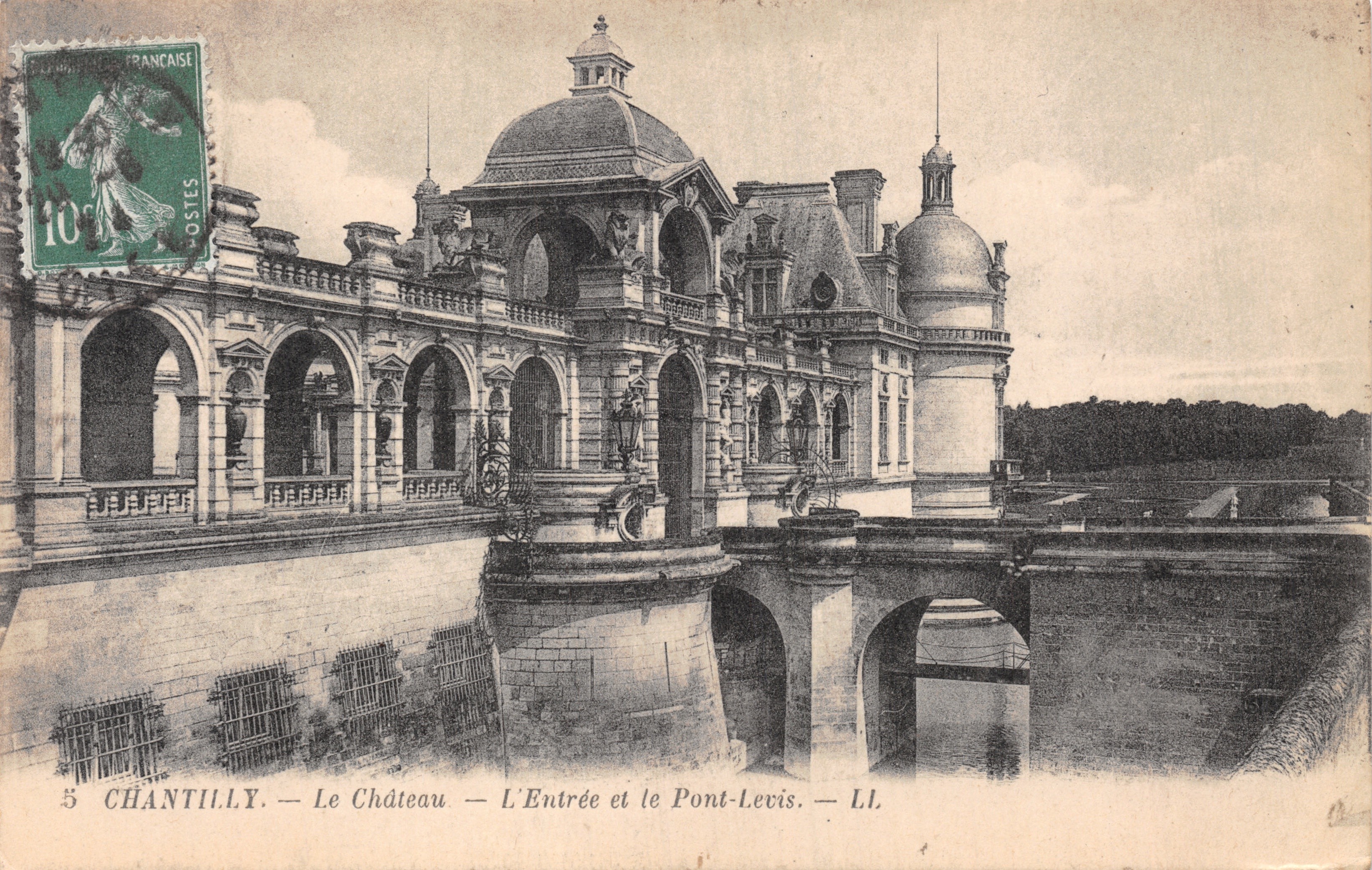 Chantilly — Le Château — L'Entrée et le Pont-Levis — LL. — Éditeur : LL