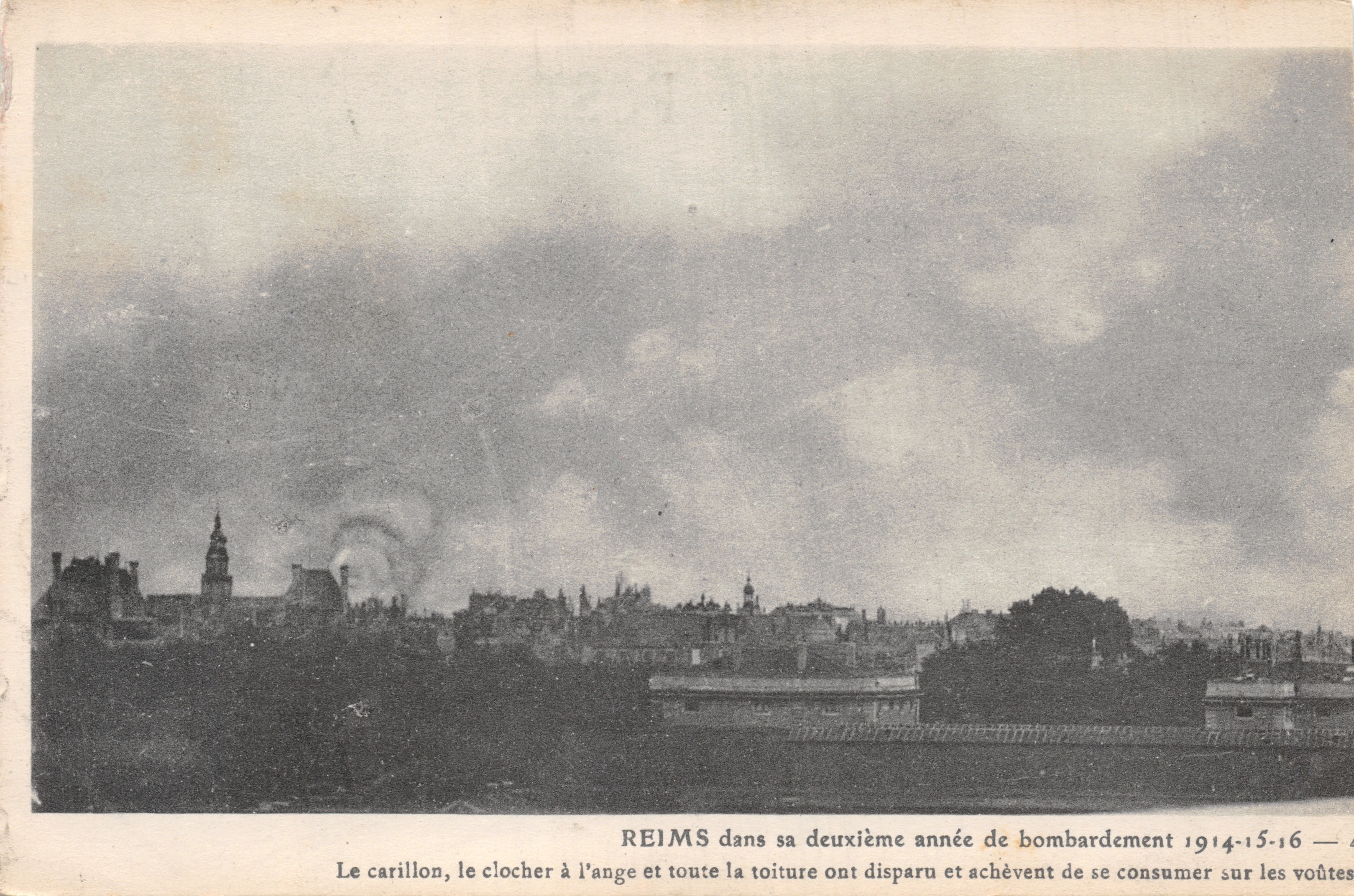 Reims — beeld van de stad in volledige vernietiging tijdens het bombardement — uitgever niet geïdentificeerd, serie-nummer niet zichtbaar