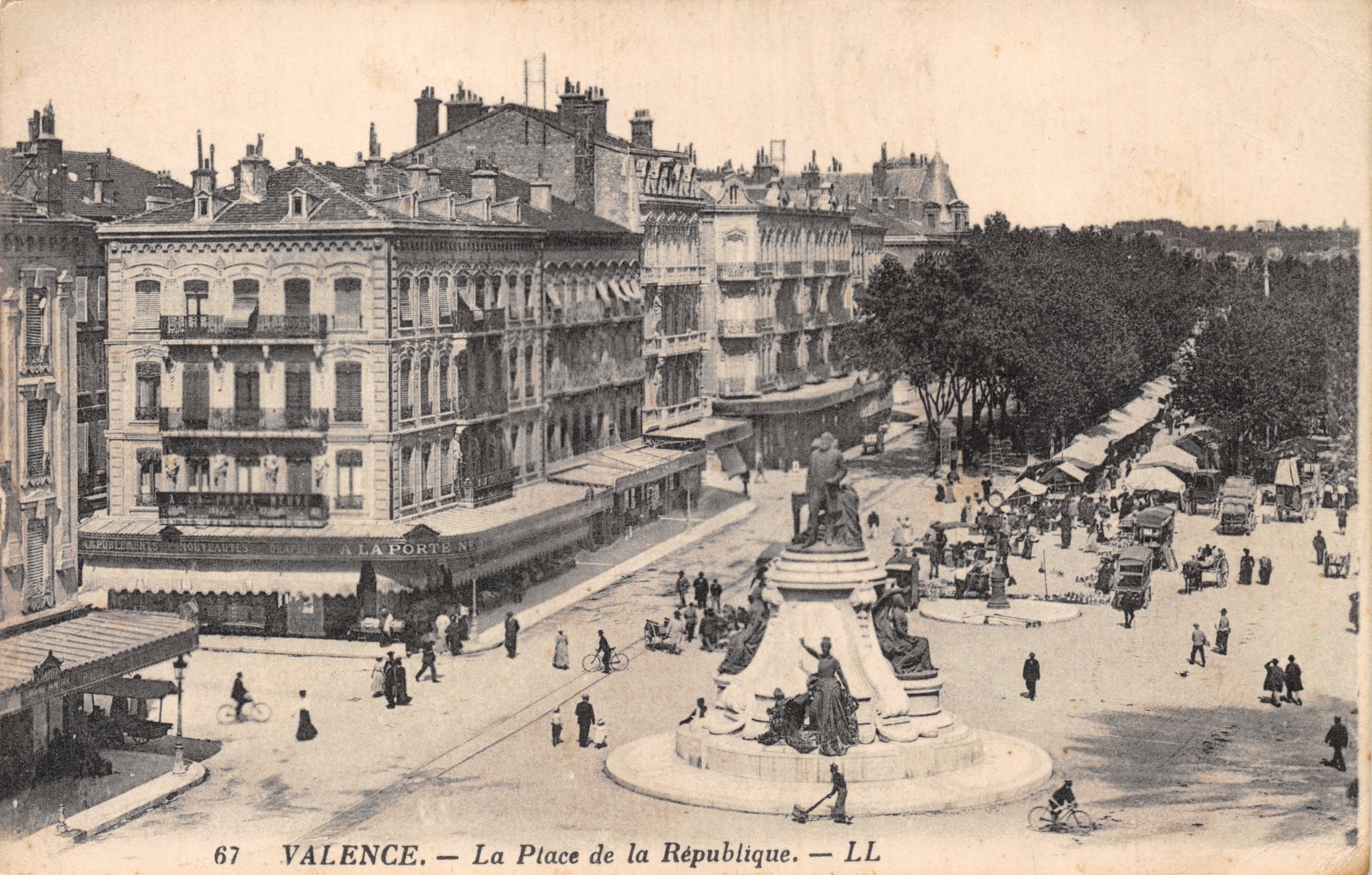 Valence — La Place de la République — LL Marche