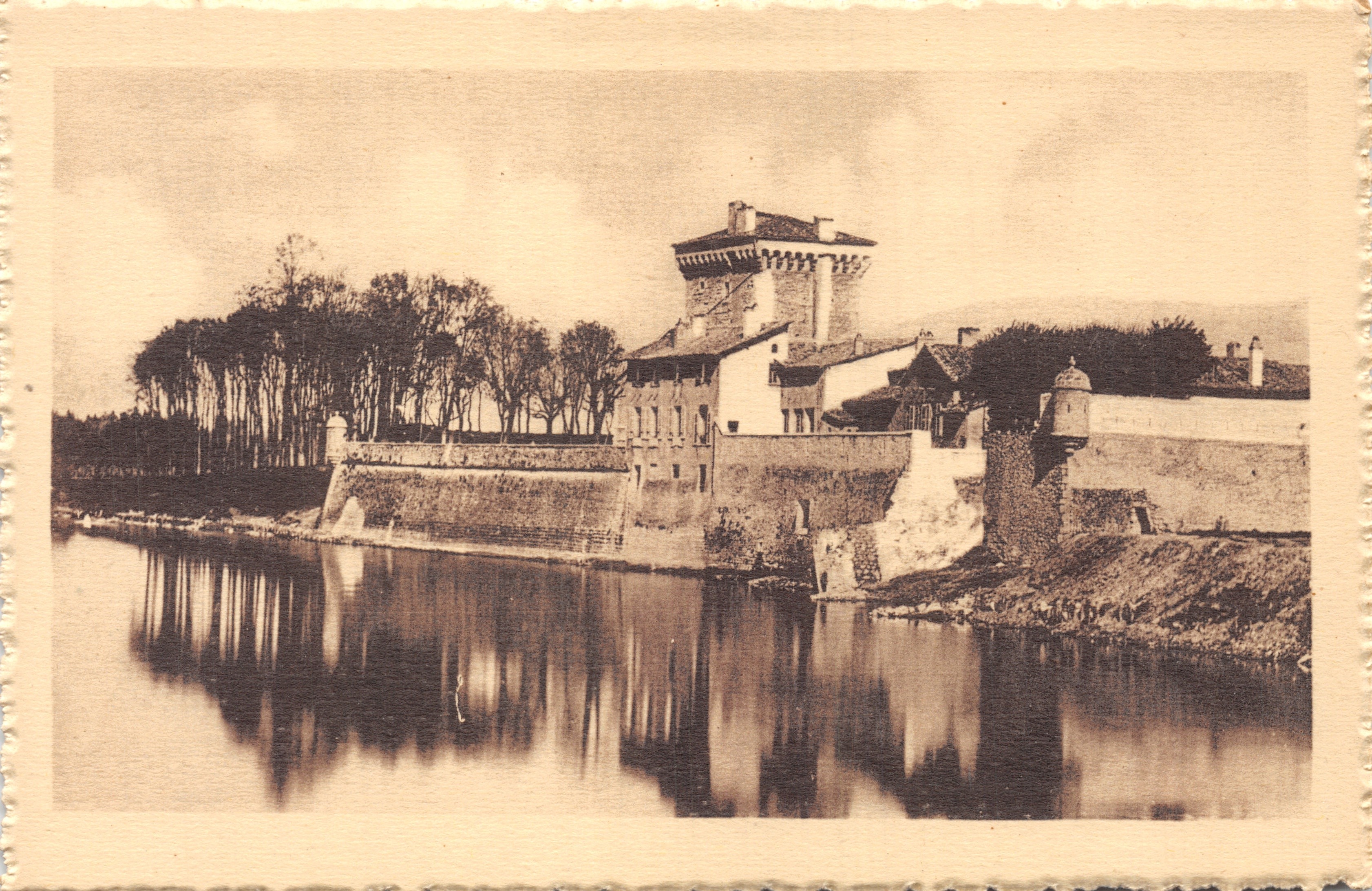 Grenoble antiguo — La Citadel-Ex Convento de los Cordeliers, posteriormente Ayuntamiento (siglo XV) — Foto de Muzet y Margain, alrededor de 1860