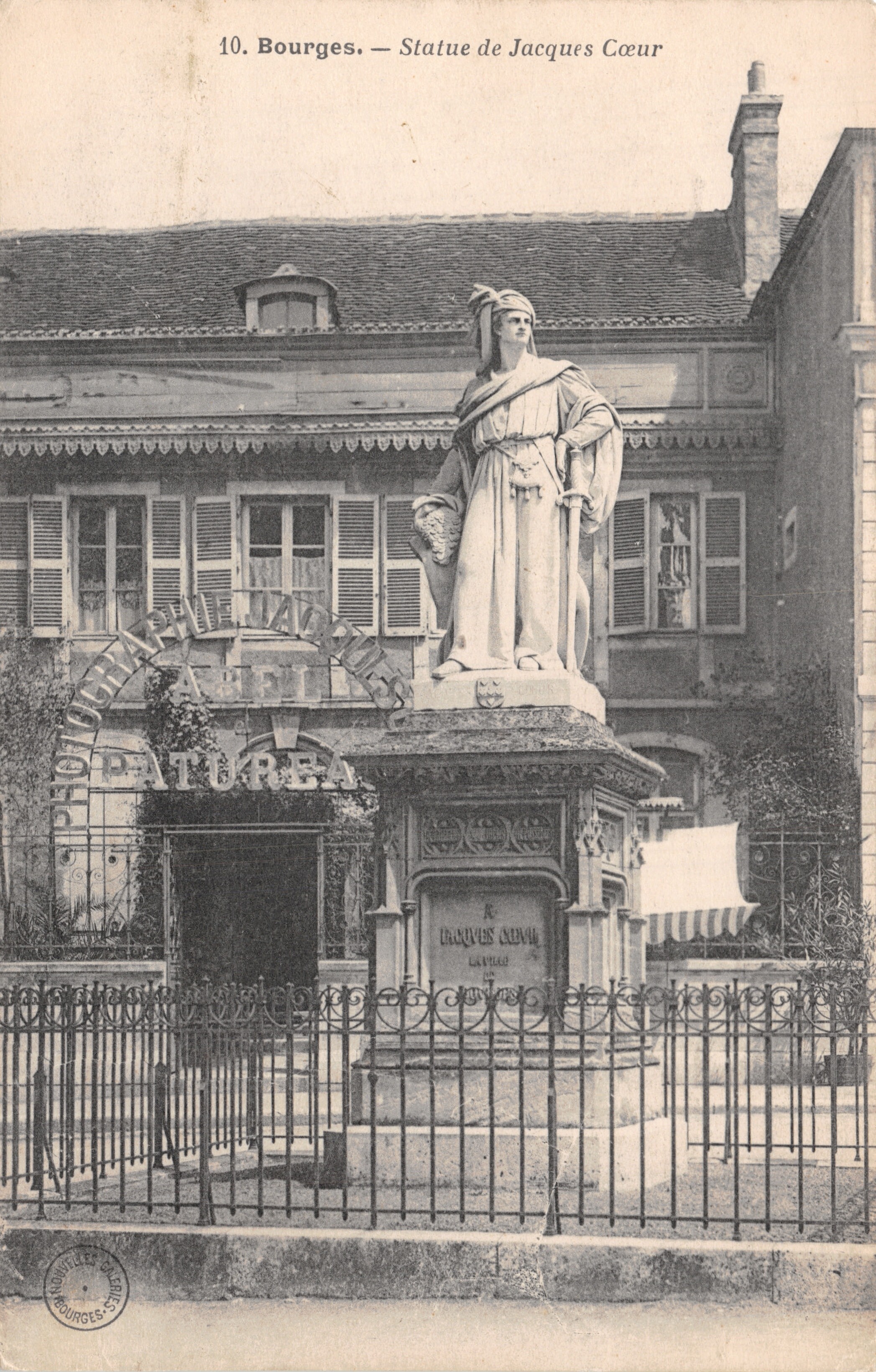 Bourges — Statuïet van Jacques Cœur — Fotografie J. Tatureau