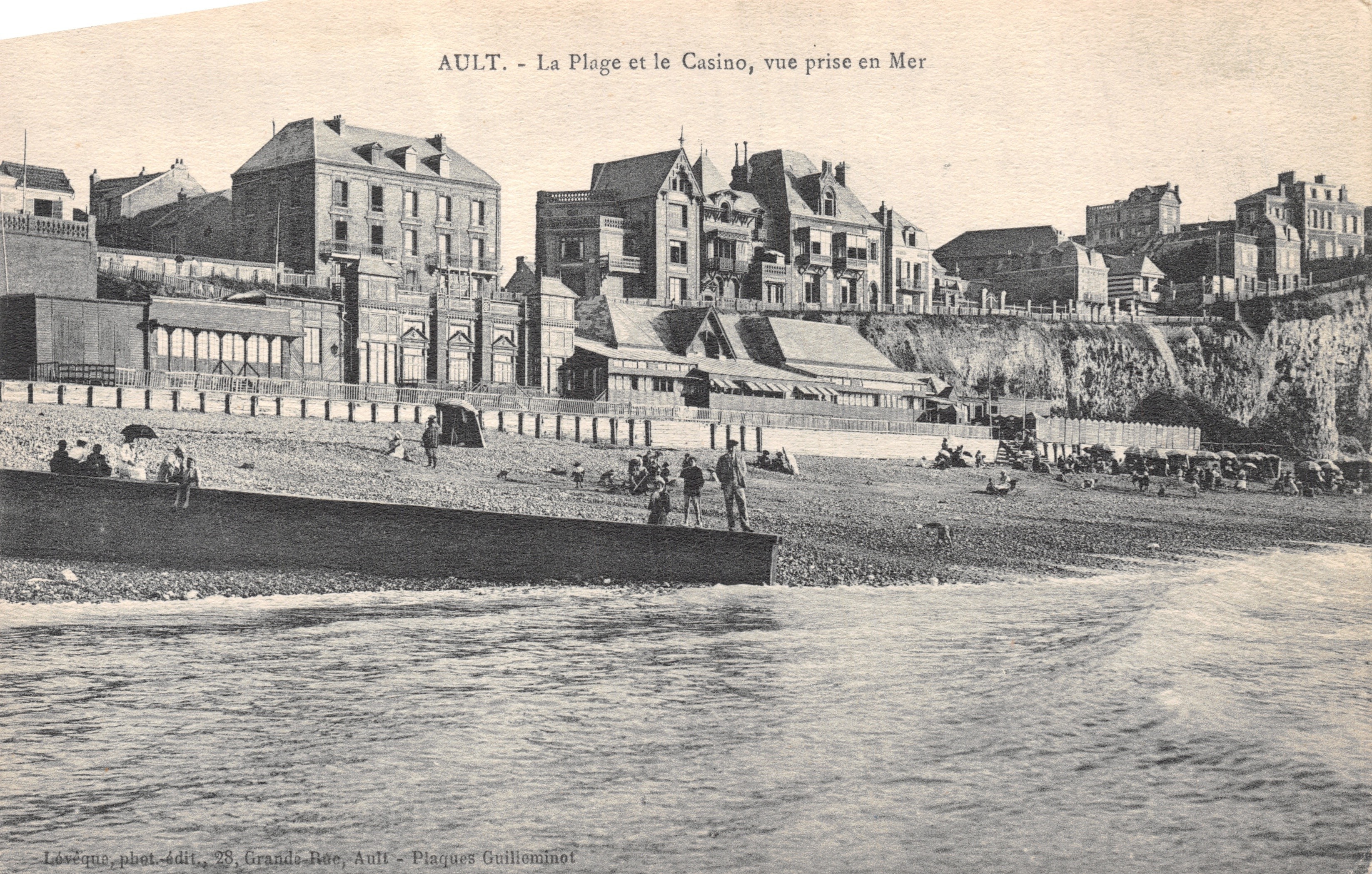 Ault - La Playa y el Casino, Vista Tomada desde el Mar — Lévèque, Foto-Editor, 28, Grandes Rue, Ault - Placas Guilleminot