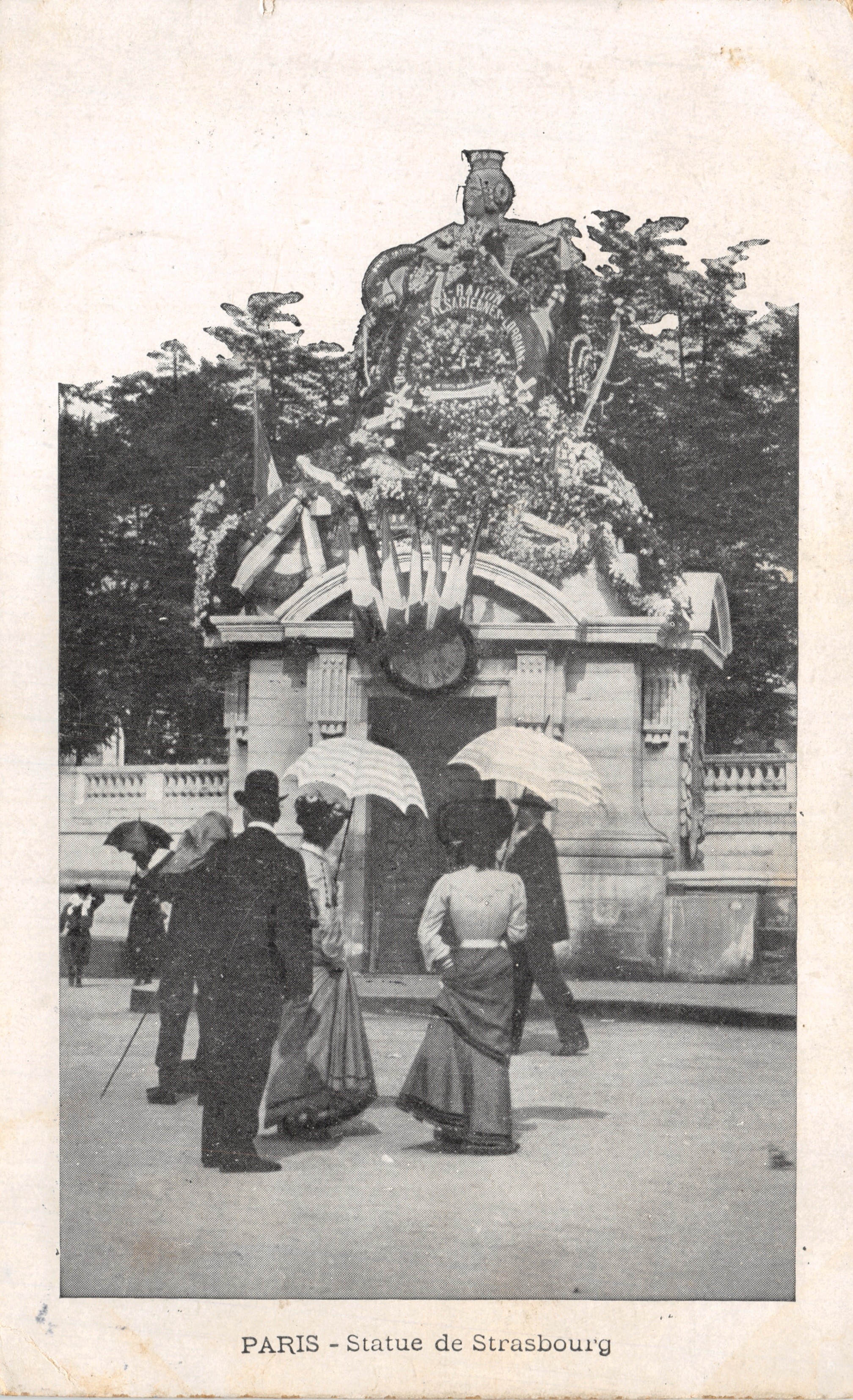 PARIJS - De Strasbourg-statue — monument versierd met kroon, uitgever onzichtbaar