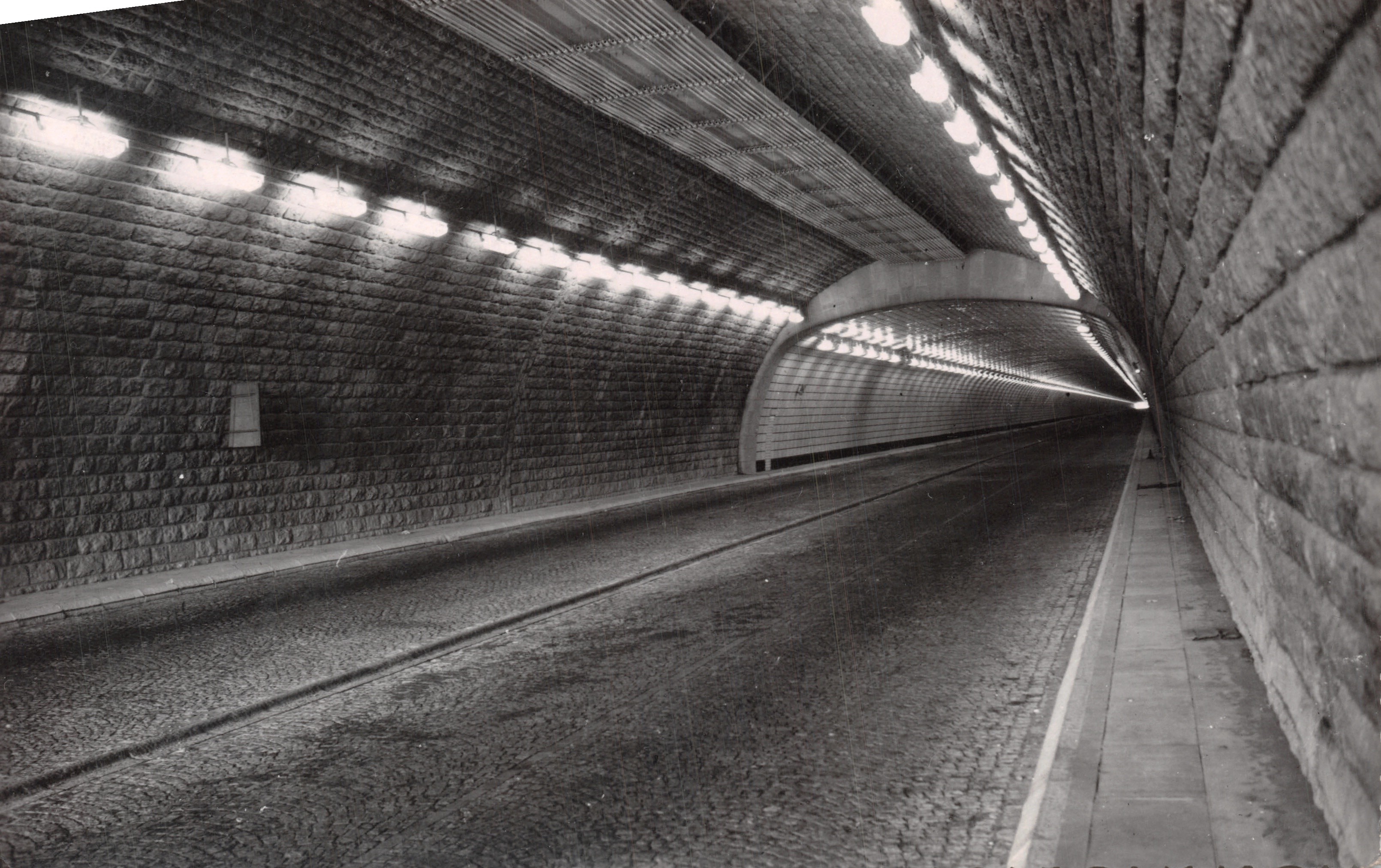 Interno del nuovo Tunnel Stradale — sotto la collina di Croix-Rousse — Editions J. Cellard, Lyon