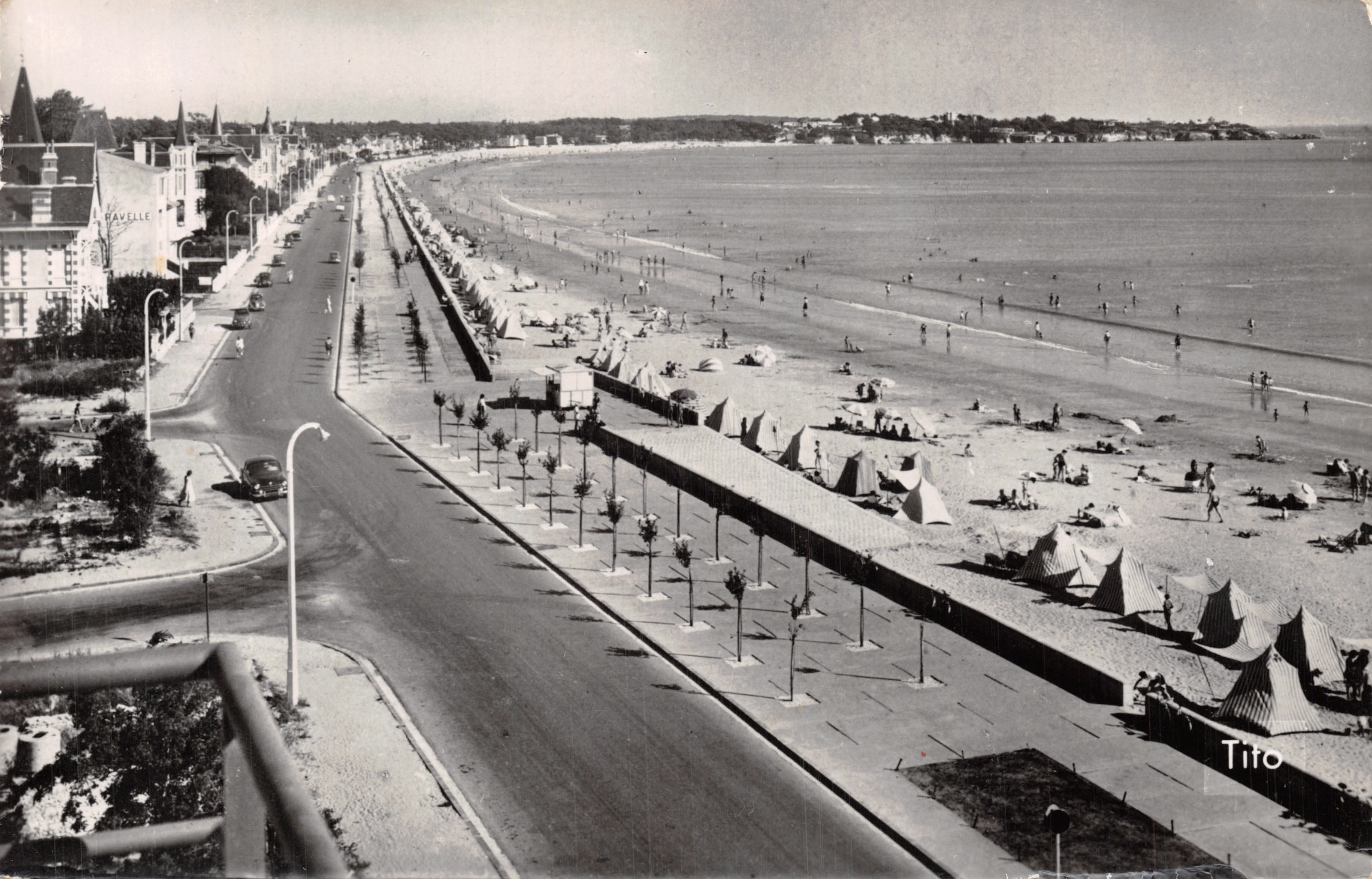 Royan — Vue de la Grande Conche avec tentes et promenade — éditeur Tito