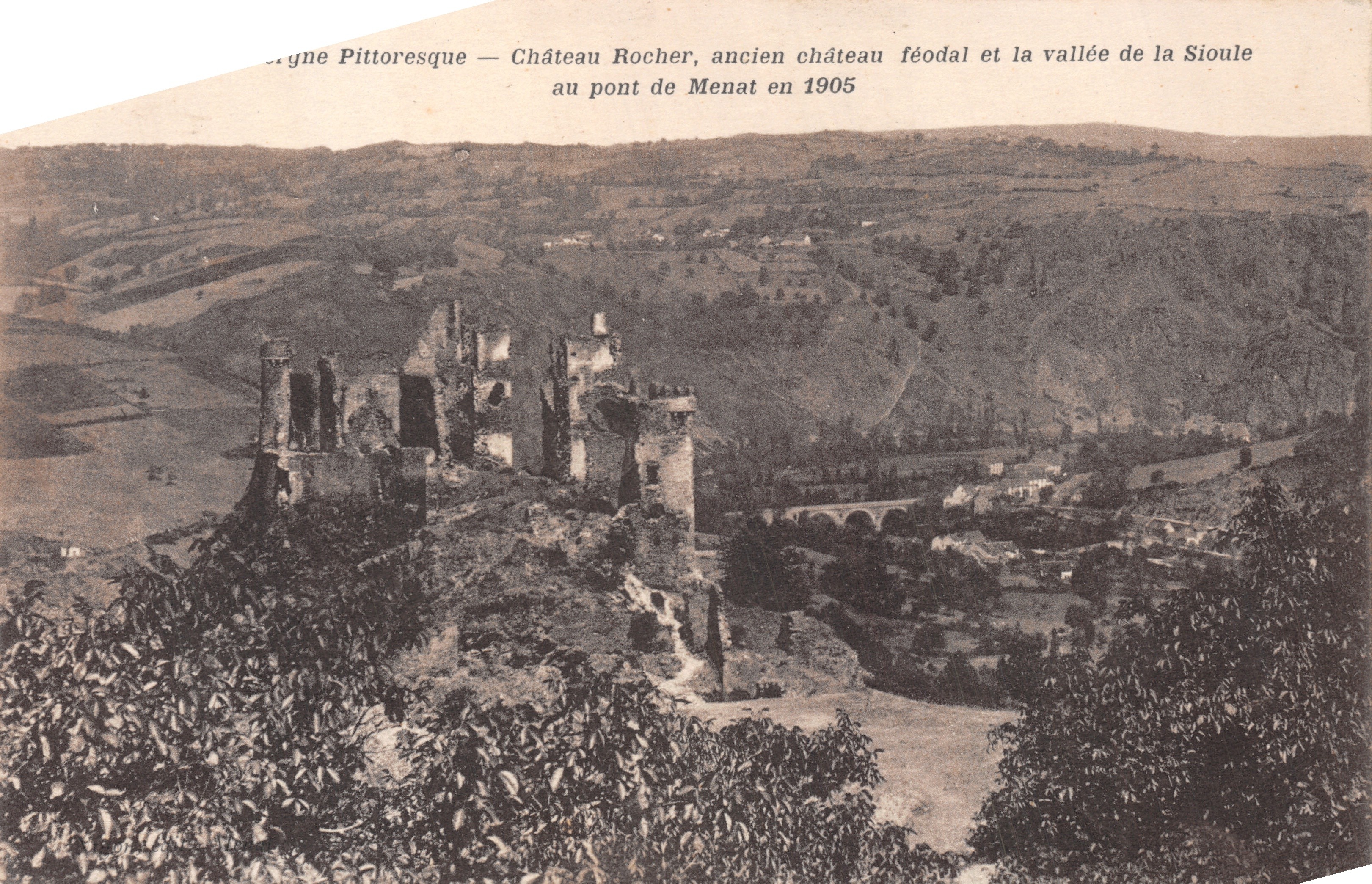 Schloss Rocher — altes feudales Schloss und die Sioule-Tal bei der Menat-Brücke im Jahr 1905 — Verlag: Agne Pittoresque