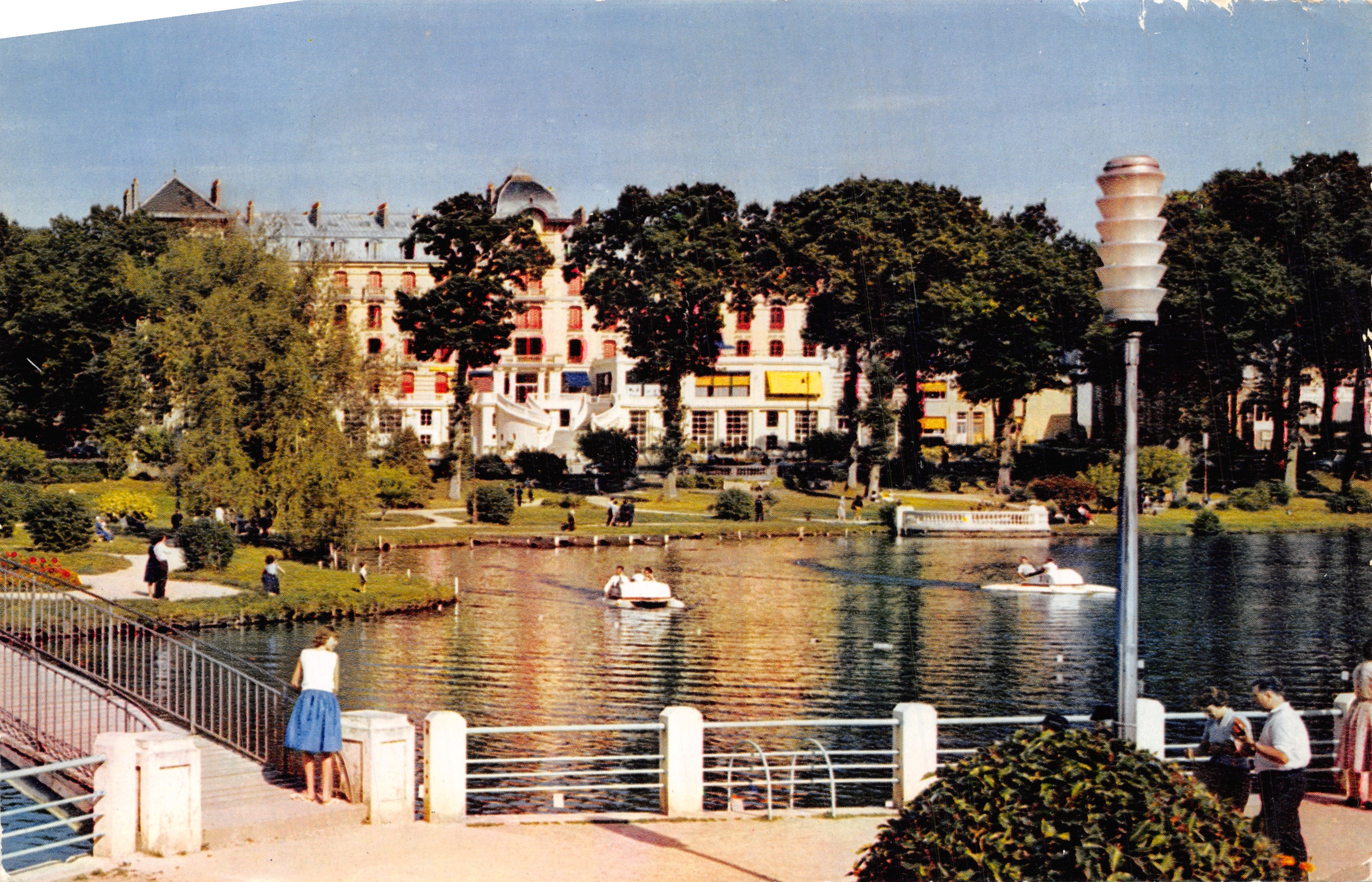 Lac de Bagnolles-de-l'Orne — vue de la Résidence du Lac — éditeur ARTHAUD Prêtres