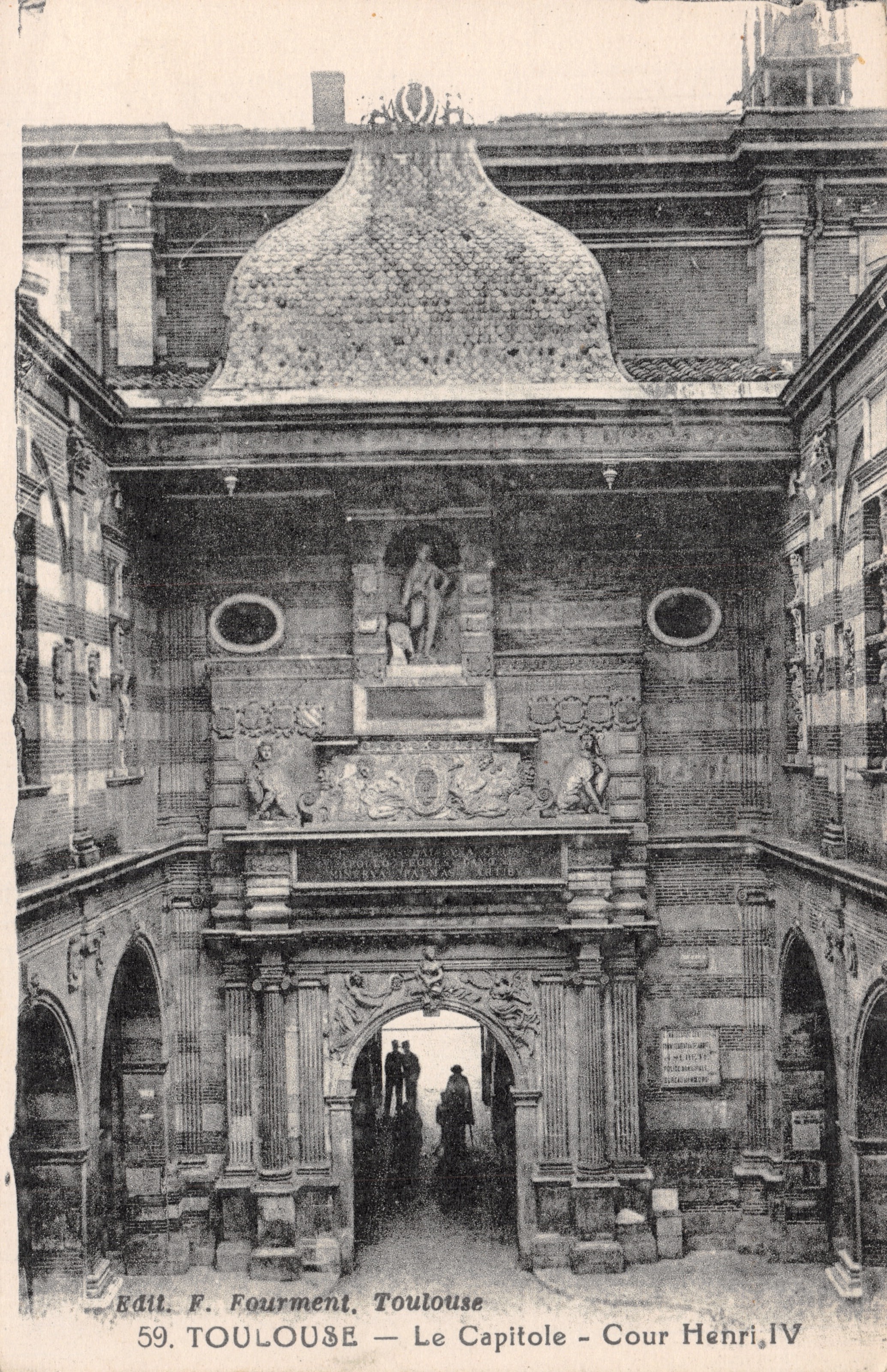 Toulouse — Le Capitole — Cour Henri IV — uitgever F. Fourment