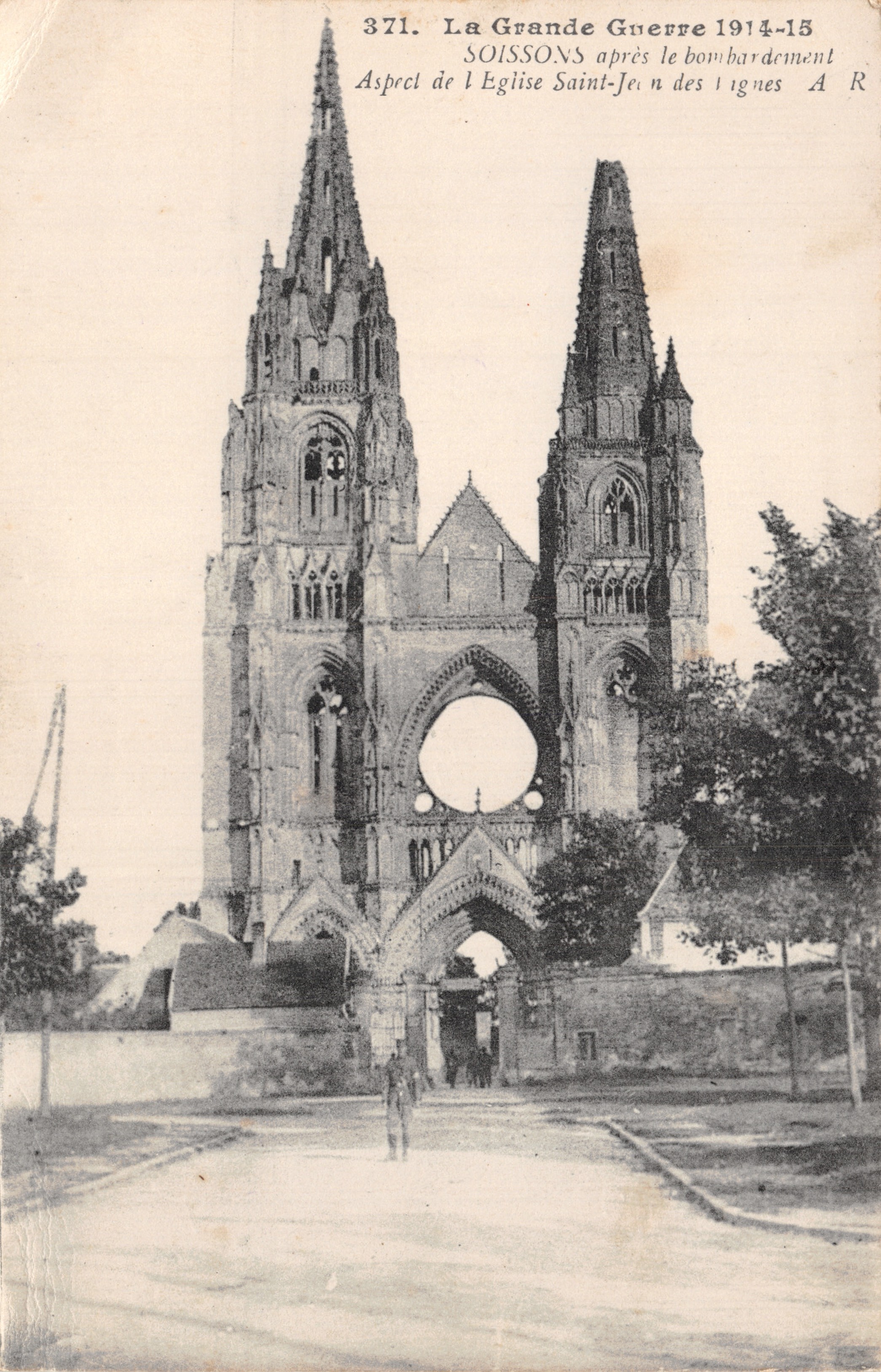 Soissons — Aspect de l'Église Saint-Jean après le bombardement de la Grande Guerre 1914-15 — A R