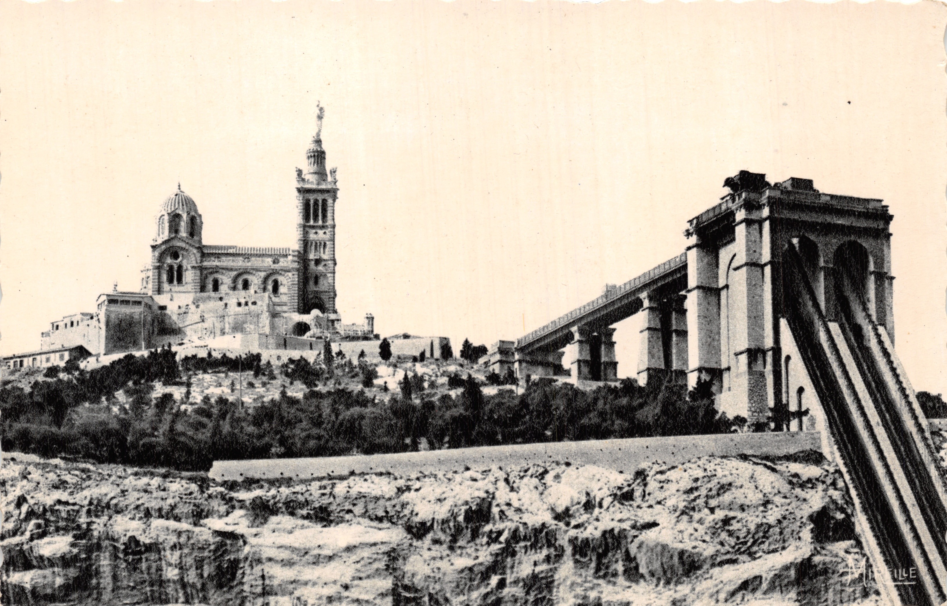 Notre-Dame de la Garde — vue avec le viaduc de la route de la Corniche — éditeur « Mireille »