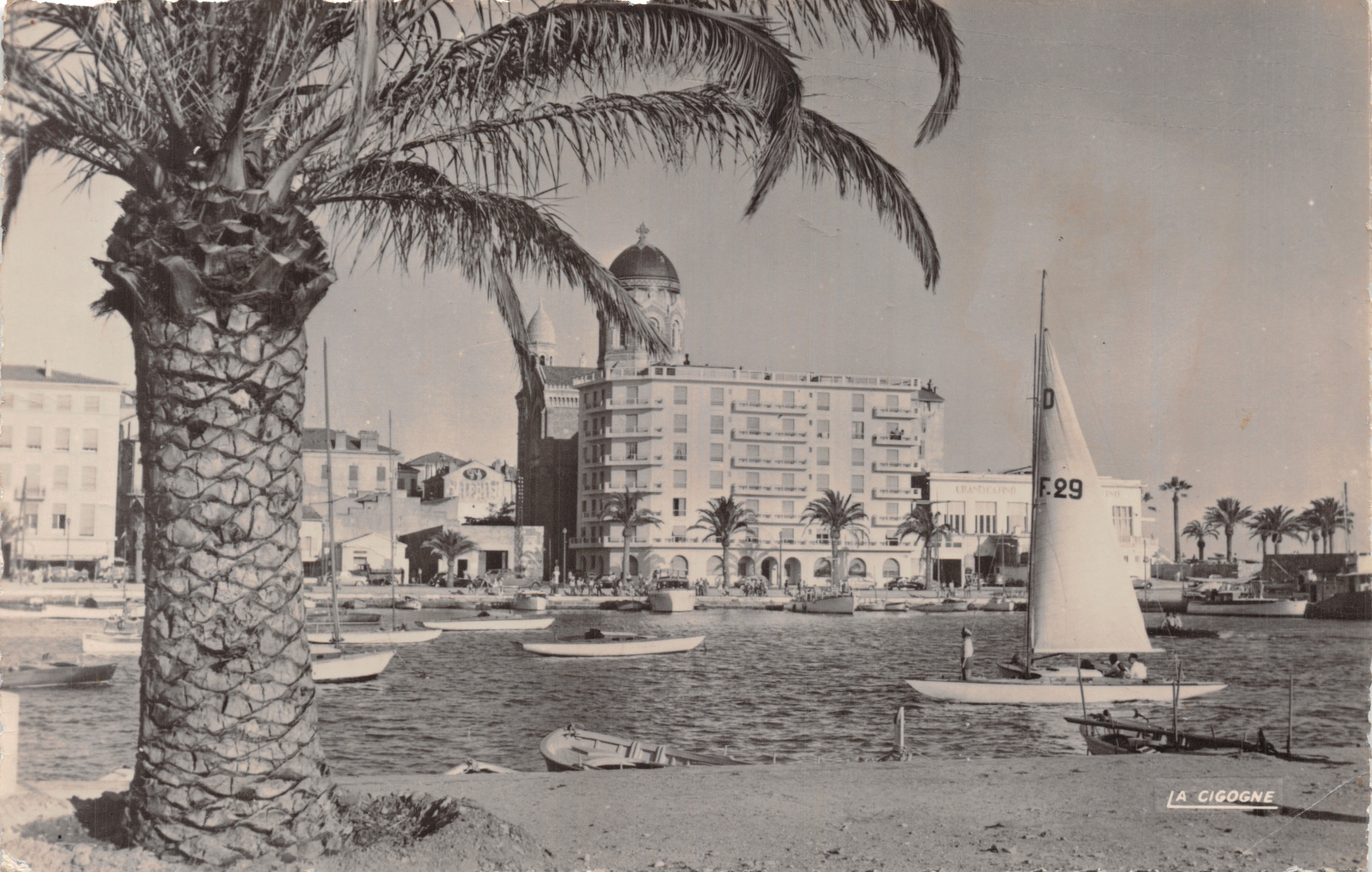 Saint-Raphaël — vista del porto con hotel e veliero — La Cigogne