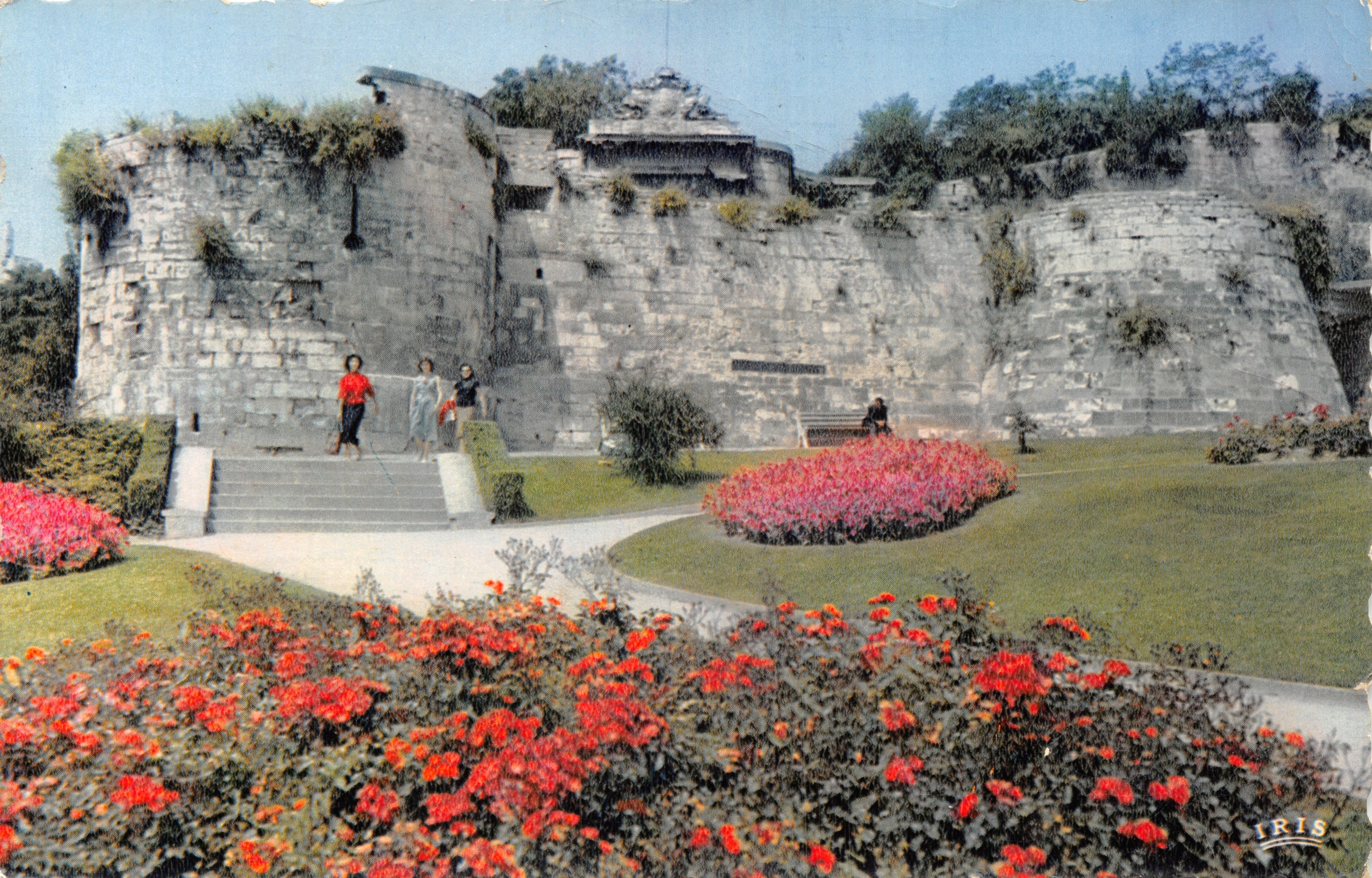De muren van het kasteel — panoramische uitzicht met bloeiende tuin — uitgever IRIS