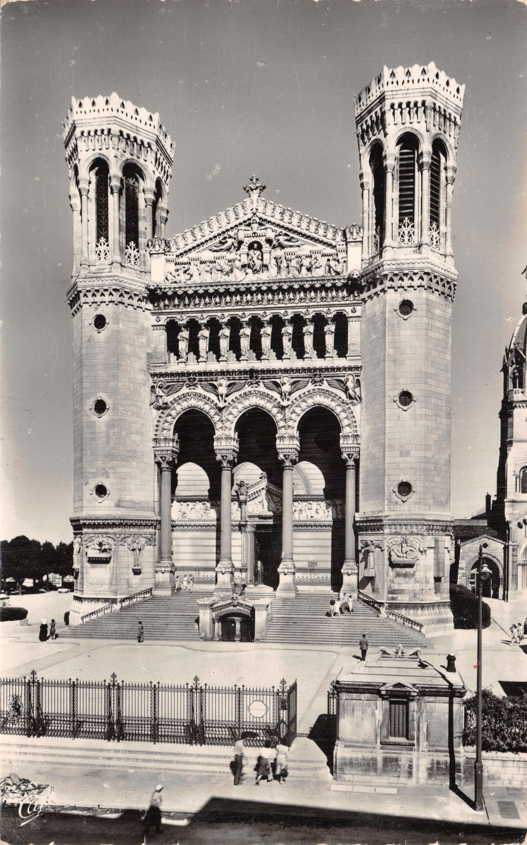 Basílica de Notre-Dame de Fourvière — Lyon — editor Réal-Photo, n.º (57)