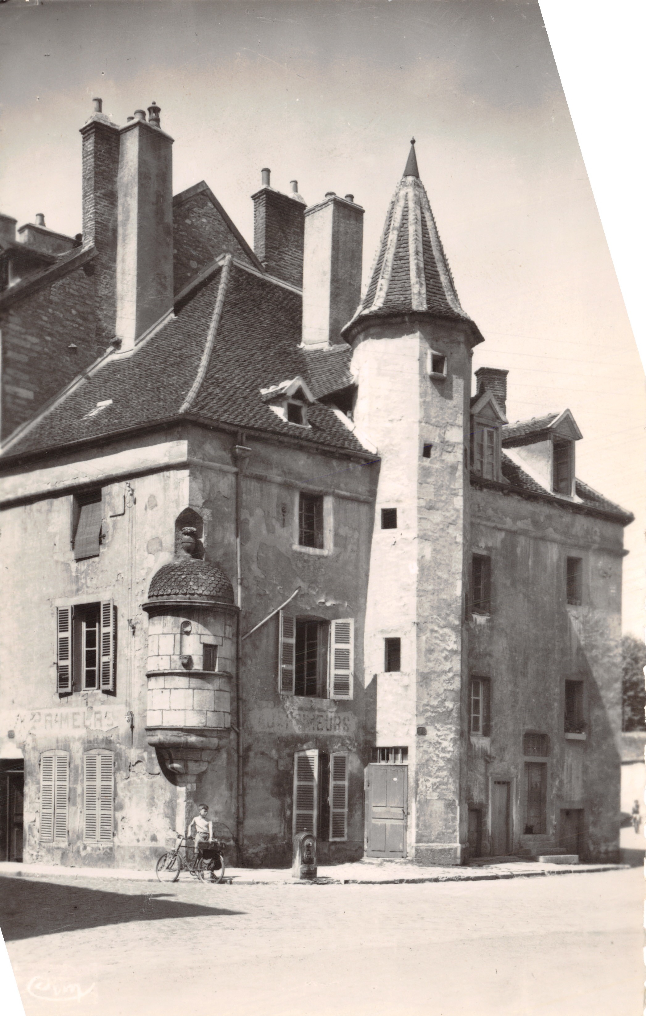 Beaune (C.-d'Or) — Casa Colombier con torre cónica — IMP. COMBIBIER (S.-et-L.)